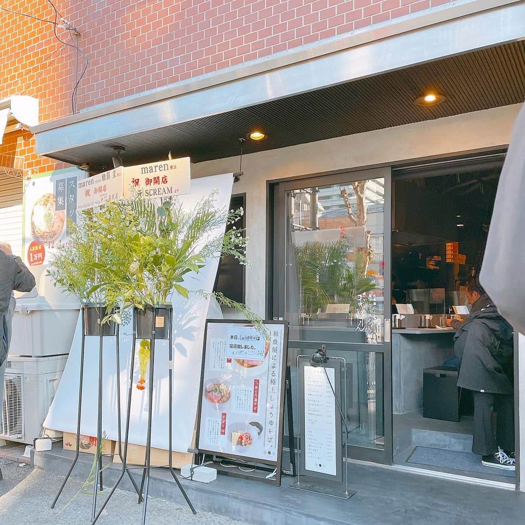 みき みーやんさんのインスタグラム写真 - (みき みーやんInstagram)「極上しょうゆそば🍜食べたことある？💕 #みーやんグルメ . 12月1日にオープンした大阪 都島『maren』まれん @maren__official 🍜 . とことん素材にこだわった3種類のラーメン🍜！ これが全部違って全部いい！！笑！ . ❤しょうゆそば❤ 醤油ダレとほんのり魚介の風味が鼻から抜けて これぞ極上の醤油そばって感じ🤤💕 ❤魚介白湯そば❤ 魚介系好きな方は絶対頼んで欲しい。 めちゃくちゃ魚介が濃厚なのに後味スッキリ🥺💕 ❤まぜそば❤ 個人的に一番好き。笑 これは魚介類が入ってなくて 醤油の旨味と卵のまろやかさ、麺の風味がもう絶妙。 . サイドメニューは レアチャーシュー丼と肉汁水餃子を…💕 レアってついてるだけあって 柔らかくてジューシーでたまらん。笑 . もちもちで少し厚めの皮の水餃子も 一口噛むと肉汁が溢れ出してうまーい！😍💕 . . はぁ❤本当に美味しかった。 あのまぜそば中毒性あるなぁ…クセになる感じ🥺❤ 絶対また行く。絶対に行く。笑 . . ﻿#maren#ramen#ラーメン#大阪ラーメン﻿ #フードスタグラム#らーめん#大阪ランチ #japanesefood#都島グルメ#谷町線グルメ#谷町線#osakafood #osakajapan#ラーメン女子#グルメ女子#麺スタグラム#大阪グルメ#ラーメン大好き#ラーメン巡り#インスタグルメアワード2020#dokoiku#ラーメン部 ﻿ #ラーメン女子#麺スタグラマー﻿#ラーメン食べ歩き#グルメスタグラム#食テロ#まぜそば#retrip_osaka」12月6日 20時55分 - mi_yan0101