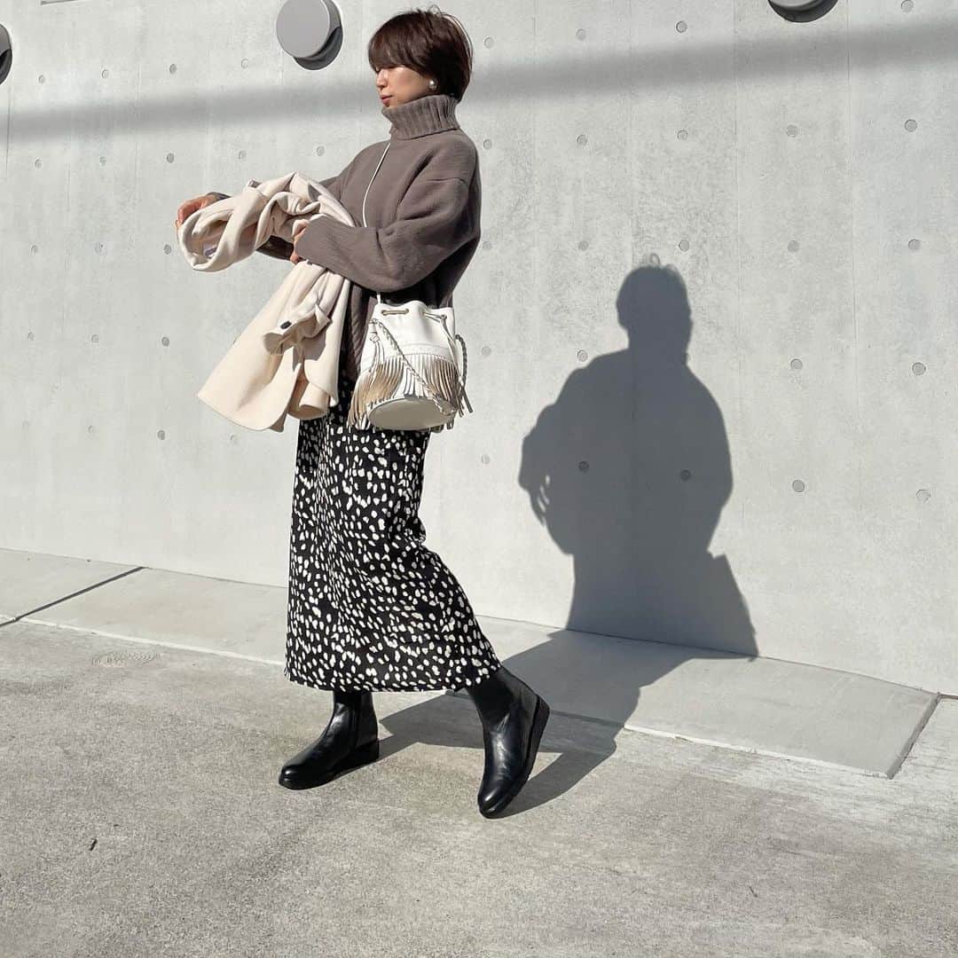 のインスタグラム：「・ たまには柄物を◡̈ いつもならコンバースとか合わせちゃうけどプラットフォームブーツを合わせれば今年顔✧ ・ knit: ROPE' skirt: @grl_official bag: J&M Davidson shoes: yoshito ・ ・ #fashion#coordinate#ootd#outfitoftheday#outfit#mamagirl#locari#mineby3ootd#grl#153cm#グレイル#プチプラ#大人カジュアル#スカートコーデ#おちびコーデ#ママコーデ」