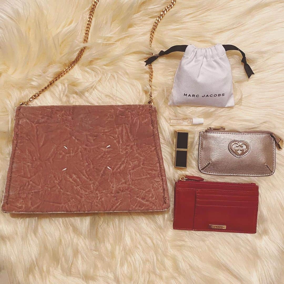 のインスタグラム：「いつものバッグの中身たち🦢♡ @maisonmargiela のバッグは,クラッシュベロアにくすみピンクがお気に入りでショルダーチェーンを外すとクラッチバッグとしても使えて優秀😘♥️メイク直しはリップくらいだから,毎日持ち歩くコスメは少なめです。最近getして使ってる @tomfordbeauty のリップは小さいサイズを選んだから小さめバッグのときに便利💄同じくCHANELで香水を買ったときについてきたテスターを持ち運び用にしてコンパクトに！ @marcjacobs のミニ巾着は親友からお誕生日プレゼントにアクセサリーをもらったときの巾着で愛用してます🤍🤍中身は,目薬だったりヘアゴムだったりお守りを入れてるよ💍最後に,1つ前の投稿に載せていたSergio Rossiのフラグメントケースをお財布にしてて,その上に写ってるのがGUCCIのキーケースって感じです〰️⠀ ⠀ #maisonmargiela#marcjacobs#chanel#tomford#gucci#sergiorossi#メゾンマルジェラ#マルジェラ#マークジェイコブス#シャネル#トムフォード#グッチ#セルジオロッシ#トムフォードビューティー#ミニ財布#フラグメントケース#パリジェンヌ#ロンドンガール#あや_日記」