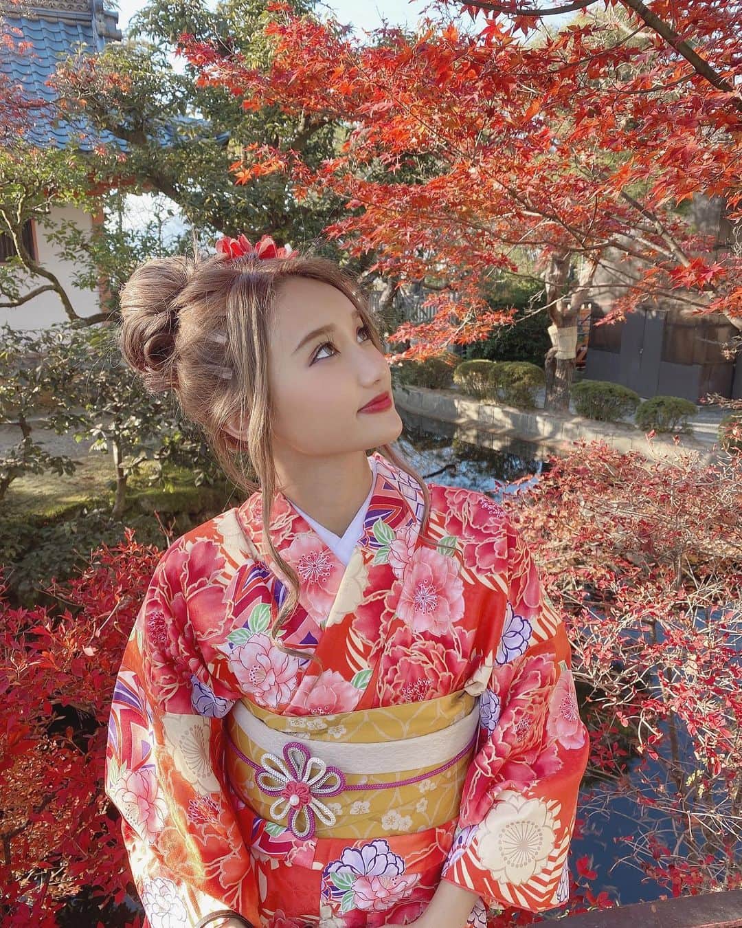 ELENAさんのインスタグラム写真 - (ELENAInstagram)「. 京都に行ってきた❤️紅葉もギリギリ見れて綺麗スギタ🍁 . . . . 着物は @kimonohanakanzashi さんでレンタルしました👘✨ レンタルのお店は大体17:00までのところが多いんだけど、ここのお店は夜21:00までやっていてゆっくり着物で観光ができるの😊❤️ エレナの投稿を見たで、着物レンタルの花かざりが無料になるよ❣️ 是非行ってみてね！ スタッフさんも、めちゃくちゃ優しくてたくさんストーリー撮ってくれました😂 たのしかったあ💛 . #cjd #cyberjapan #cjd_elena #サイバージャパン #kyoto #new #elena #新人 #花かんざし #着物レンタル #京都観光 #京都」12月6日 21時00分 - elenya_chan