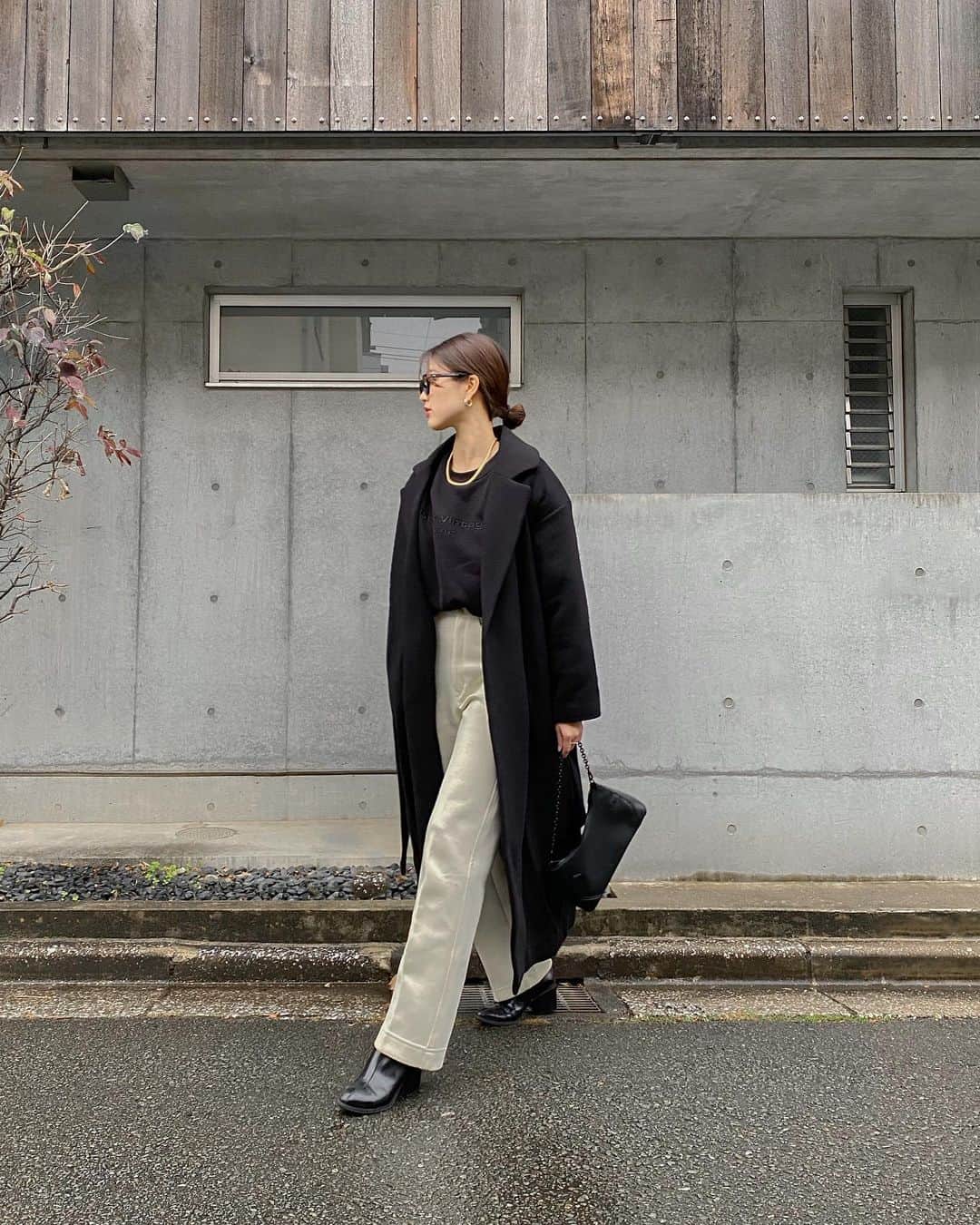 のインスタグラム：「・ ・ Coordinate 📷 ・ ・ コートの季節♡モノトーンコーデの日の写真。 ガウンコートは愛用して早くも3年目！ ・ ・ 🏷 OUTER @akte_official  TOPS @aclent_official  PANTS @uniqlo  BAG/SHOES @charleskeithofficial @charleskeith_jp  👓 @jins_japan  ・ ・ #outfit #ootd #AKTE #アクテ #instafashion #minimalstyle #minimalfashion #classicstyle #simpleoutfit #everydaylook  #コーデ #コーディネート #今日のコーデ #私服  #karen_k_outfit」