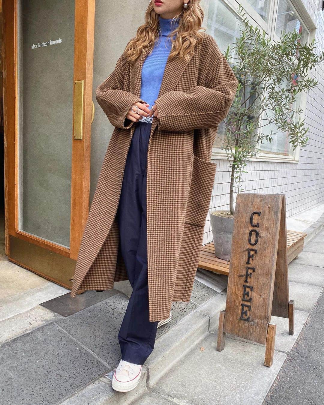 のインスタグラム：「💙 ➕ 🤎 ブルー＆ネイビーの同系色コンビに ブラウンチェックのアウターを🤝  あったかい色味が冬っぽくてすきっ😚❄️  カジュアルコーデにカチューシャをプラスするだけで ちょこっと女の子っぽくなるところもすきや〜💗 （そう思ったの自分だけだったらごめんね？笑  #冬コーデ #カジュアルコーデ #高身長コーデ」