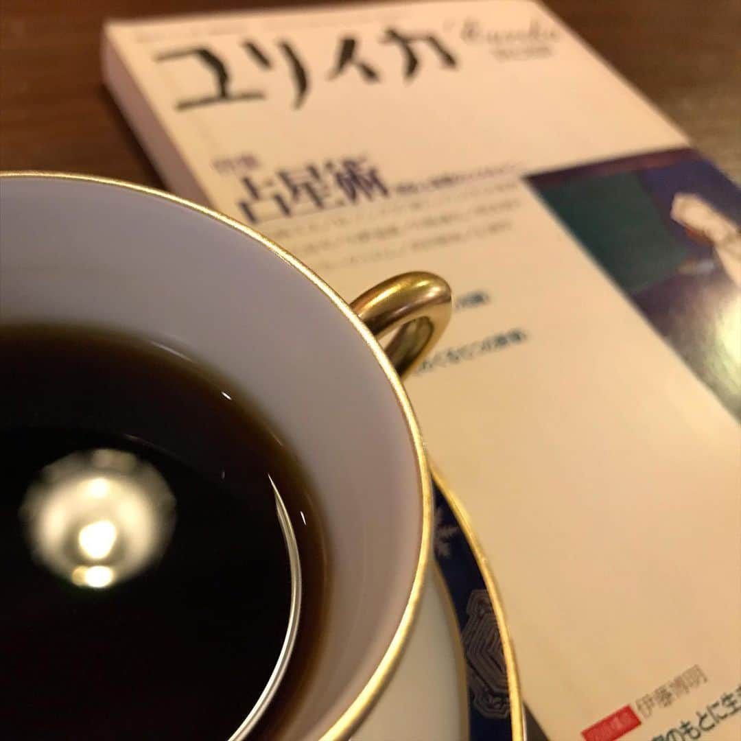 桂さんのインスタグラム写真 - (桂Instagram)「照応と象徴のコスモロジー  #ユリイカ #Eureka #詩と批評 #占星術 #オカルティストの星の知識 #占星術をめぐる七つの断章 #白羊宮のもとに生まれて #イタリアルネサンスの宮廷と占星術 #コーヒー #バターブレンドコーヒー #大倉陶園 #クリスマスバージョン #磁器 #パンダ #ダンケ #astrology #cosmology #book #theencyclopediaoftheparanormal #thestarwisdomoftheoccultists #porcelain #panda #okuratoen #coffee #danke」12月6日 21時09分 - astrology_tarot