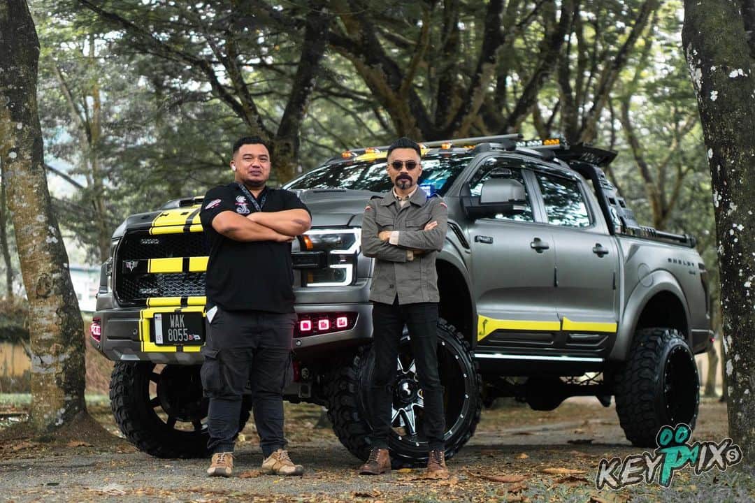 Wak Doyokのインスタグラム：「Thank you brother @shambodykit siapkan Monster Truck Ford Shelby Raptor F-150 🇺🇸 dan tunggu review full di YouTube channel @shambodykit nanti. Photo by @zack_vid 💪🏻 #F150 #FordShelby #FordRaptor #TakPanaske #AkuYangPakaikoYangPanas #KodahKenapa #WdCigar #MegWak #WakDoyok #LegasiWakDoyok #WDLifeStyle #WakDoyokFC #BeardedGentlemen #Sedagher #MensWear #Fashion #MensFashionReview #StreetFashion #Dapper #Ootd #Style #MensFashionPost #TheMenClub #MenWithClass #Details #Sartorialist #Pittiuomo #Class #British #Usa」