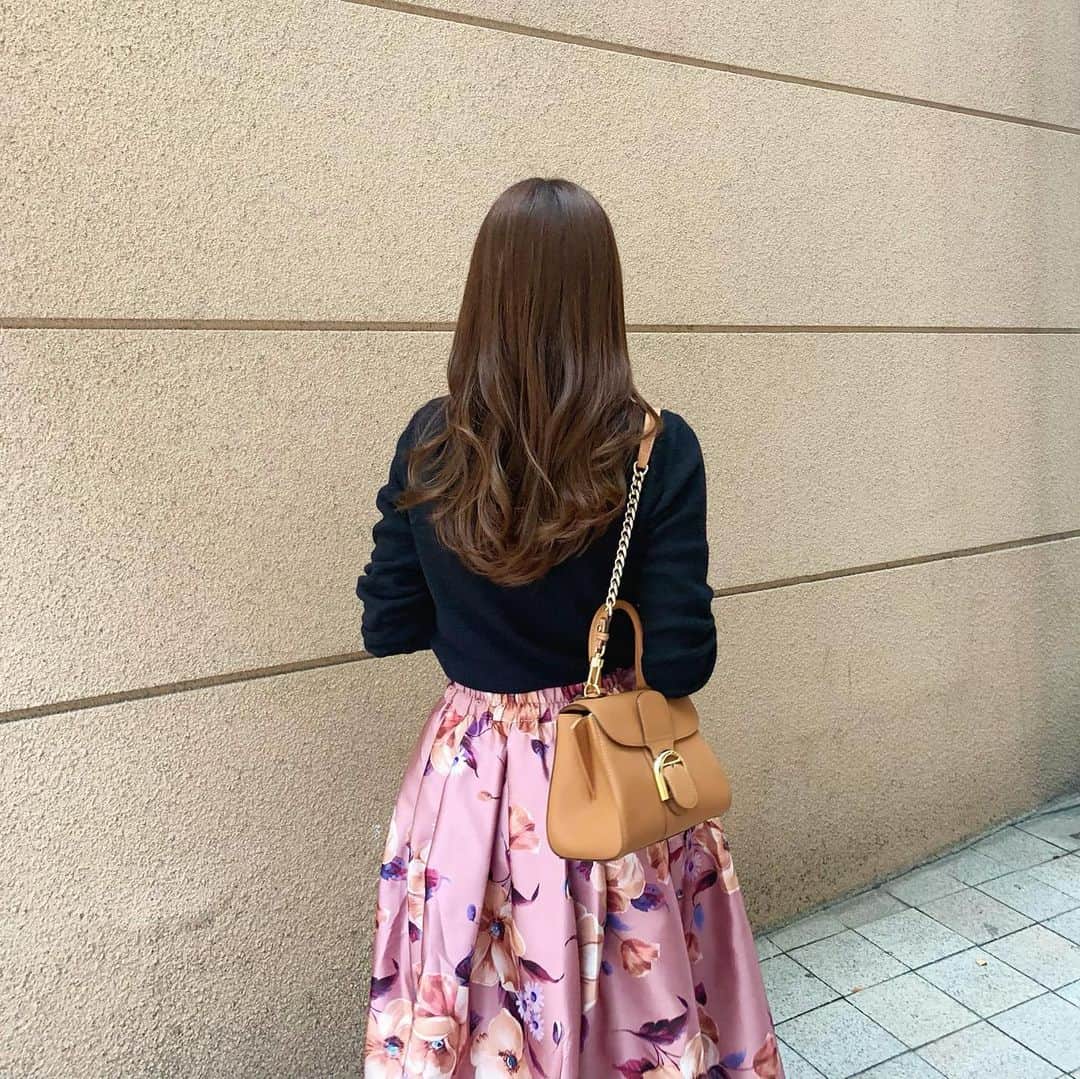 のインスタグラム：「🌲  いよいよ-明日21:00 オリジナルflower skirt発売🐝🤍✨  ぎりぎりパフニットも 再販間に合ったので、ぜひ 見てみてくださいね :)」