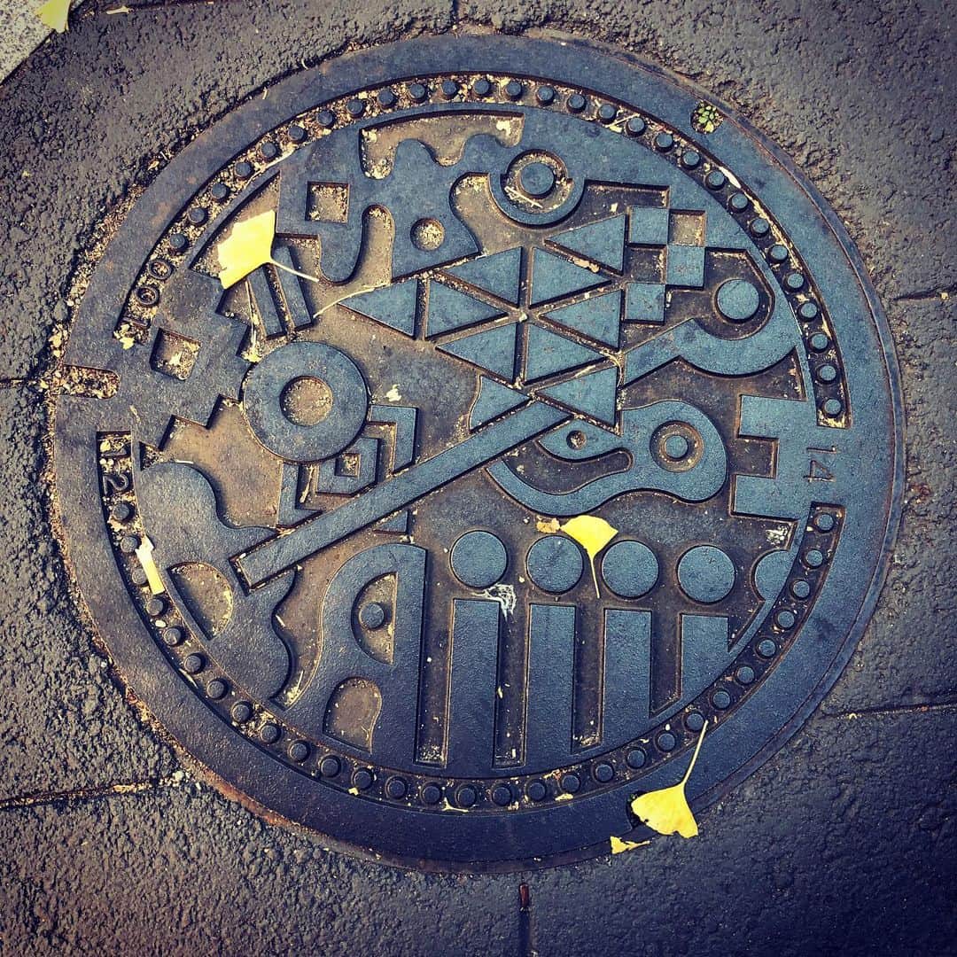岡倫之さんのインスタグラム写真 - (岡倫之Instagram)「#福岡県 #博多区 #manhole #manholecover #マンホール #下を向いて歩こう #芸術 #アート #趣味」12月6日 21時05分 - great_o_khan