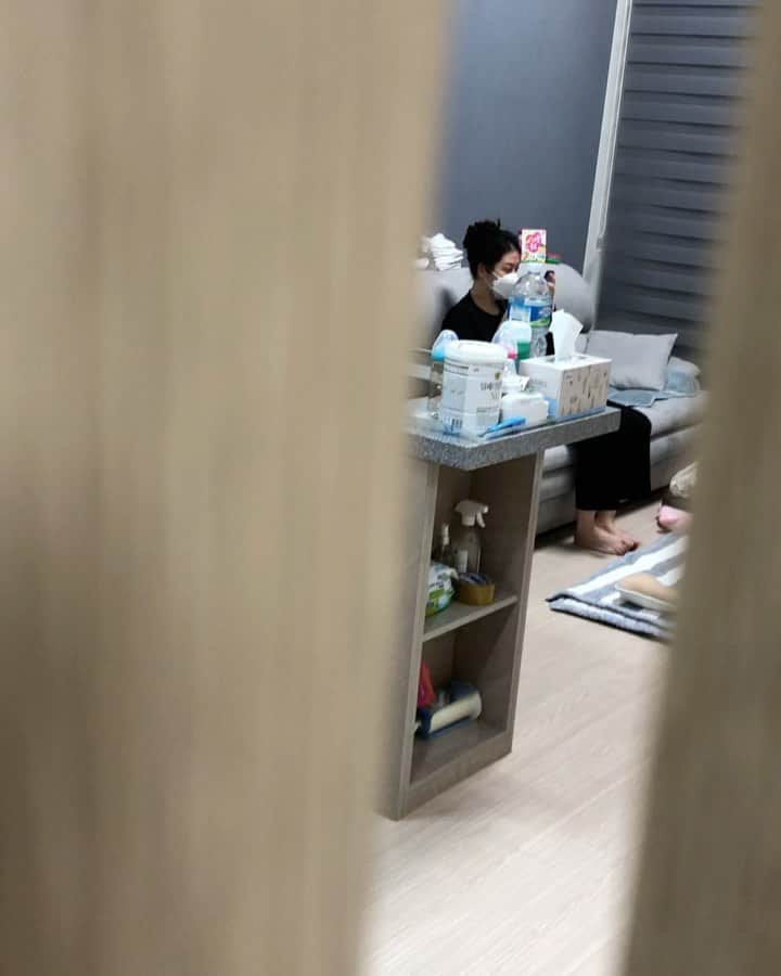 チョ・ヨンチョルのインスタグラム：「일년만에 남편보자마자 눈물터진 @ginger_____j .. 너무너무 고생 많았슈 😭❤️ 이안이도 너무 이쁘네👶🏻 이제부터 방에서 이주격리 들어갑니다~! 이주뒤에 봐요~~😷👐🏻 . . . 1年ぶりにあったらなみだがとまらない奥さん。ほんとうにいろいろ大変だったけど、よくがんばってくれました！🙇🏻‍♂️ ありがとう！！🤰🏻🤱🏻 イアンちゃんも可愛いすぎる！👶🏻 これから家のへやで2週間かくりせいかつにはいるので、また2週間後にあいましょー😷👐🏻」