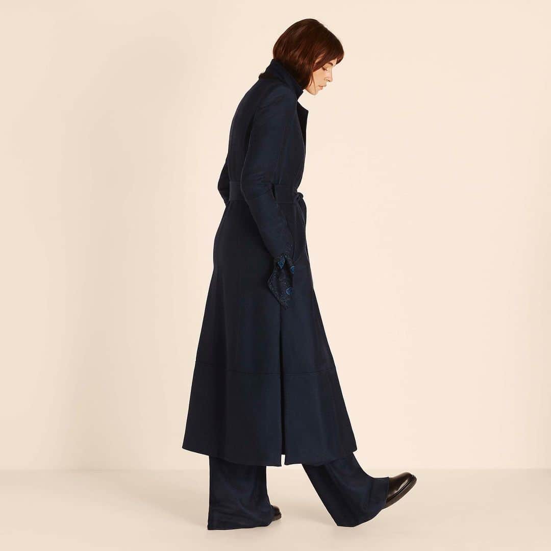 アマンダ ウェイクリーのインスタグラム：「A Wakeley take on the timeless Crombie... effortlessly cool, subtly masculine and indulgently cosy  #crombie #wintercoat #aw20 #statementcoat #winterstyle」