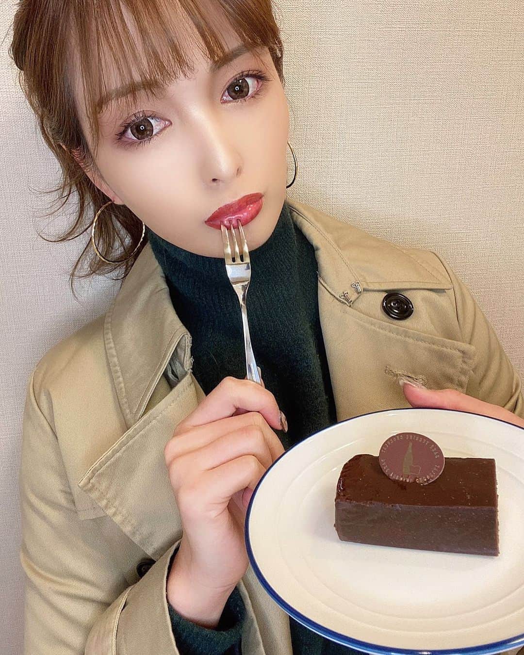 のインスタグラム：「_ 小麦粉を一切使用せず、厳選した ダークチョコ、生クリーム、バターを 混ぜ込んだショコラテリーヌ🍫 ㅤㅤㅤㅤㅤㅤㅤㅤㅤㅤㅤㅤㅤ ㅤㅤㅤㅤㅤㅤㅤㅤㅤㅤㅤㅤㅤ @sweets_pro_goyofoods で頼んだよ🎶 ㅤㅤㅤㅤㅤㅤㅤㅤㅤㅤㅤㅤㅤ ㅤㅤㅤㅤㅤㅤㅤㅤㅤㅤㅤㅤㅤ しっとりと濃厚な味わい…🙊🧡 ㅤㅤㅤㅤㅤㅤㅤㅤㅤㅤㅤㅤㅤ ㅤㅤㅤㅤㅤㅤㅤㅤㅤㅤㅤㅤㅤ 味のアクセントとなる日本酒には 白糸酒造が手掛ける福岡県糸島市産 山田錦100％“ 白糸70 ”を使用されてる🍶 ㅤㅤㅤㅤㅤㅤㅤㅤㅤㅤㅤㅤㅤ ㅤㅤㅤㅤㅤㅤㅤㅤㅤㅤㅤㅤㅤ ふわっと、お酒の香りがしながら しっとりとしたショコラ感が堪らん🥰😍🥰 ㅤㅤㅤㅤㅤㅤㅤㅤㅤㅤㅤㅤㅤ ㅤㅤㅤㅤㅤㅤㅤㅤㅤㅤㅤㅤㅤ 最近、お取り寄せグルメハマってるわ📦🧡 ㅤㅤㅤㅤㅤㅤㅤㅤㅤㅤㅤㅤㅤ ㅤㅤㅤㅤㅤㅤㅤㅤㅤㅤㅤㅤㅤ #日本酒テリーヌショコラ #お取り寄せスイーツ #通販スイーツ #五洋食品産業 #贈り物 #チョコレート #pr」