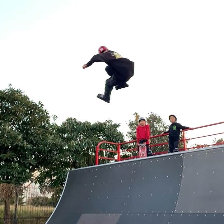 安床武士のインスタグラム：「🌪line. 城南島のミニラン👍 🎥 @jayrotokyo . @usdskates  @goodskates_inc  @canamonroad_japan  @lzbn_official  @papasu1048  #usdskates #usdaeon #aron72 #rollerblading #inlineskate #rollerfreestyle #miniramp #takeshiyasutoko #インラインスケート #ローラーブレード #安床武士」