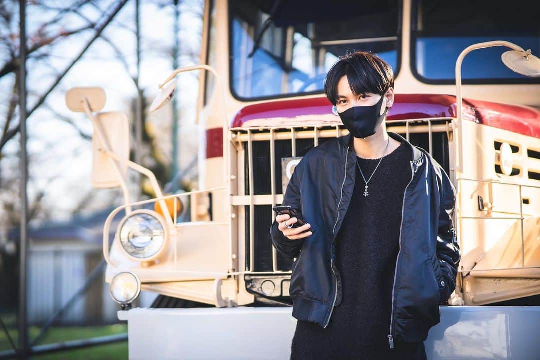 YUTAのインスタグラム：「撮影の合間にカメラ渡したら撮ってくれた1枚、ありがとうございます。😂笑 みなさん今週も1週間お疲れさんでした^ ^」
