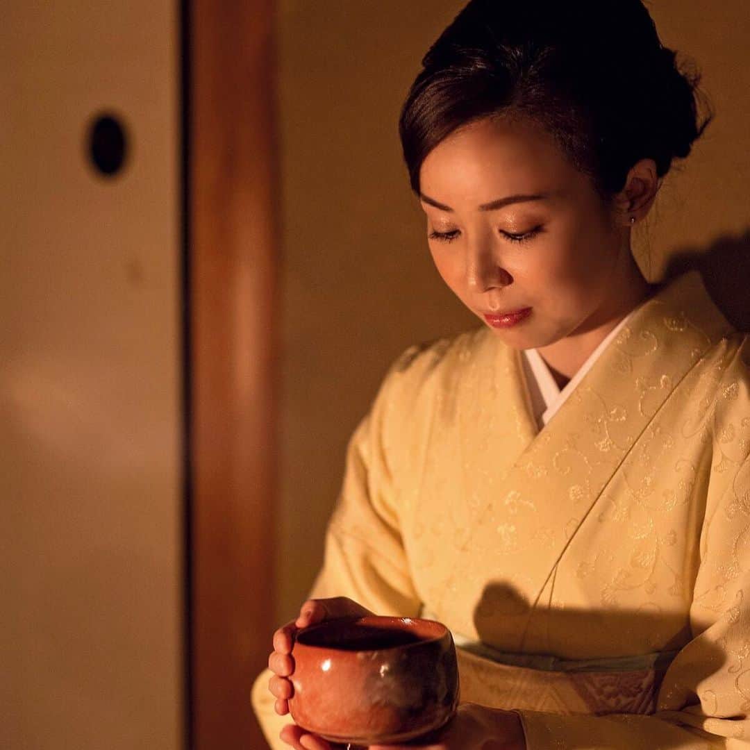 INSIDE FUJINGAHOさんのインスタグラム写真 - (INSIDE FUJINGAHOInstagram)「婦人画報1月号では、京都ご出身の作家・綿矢りささんと冬の京都を巡りました。高台寺では、幻想的な和蝋燭の灯のもと、夜咄の茶会を体験。主茶碗は、高台寺ゆかりの政所窯で焼かれた「赤樂富士」。  #京都　#冬　#高台寺　#夜咄　#綿矢りさ　#茶会 #婦人画報　#fujingaho」12月6日 21時08分 - fujingahojp