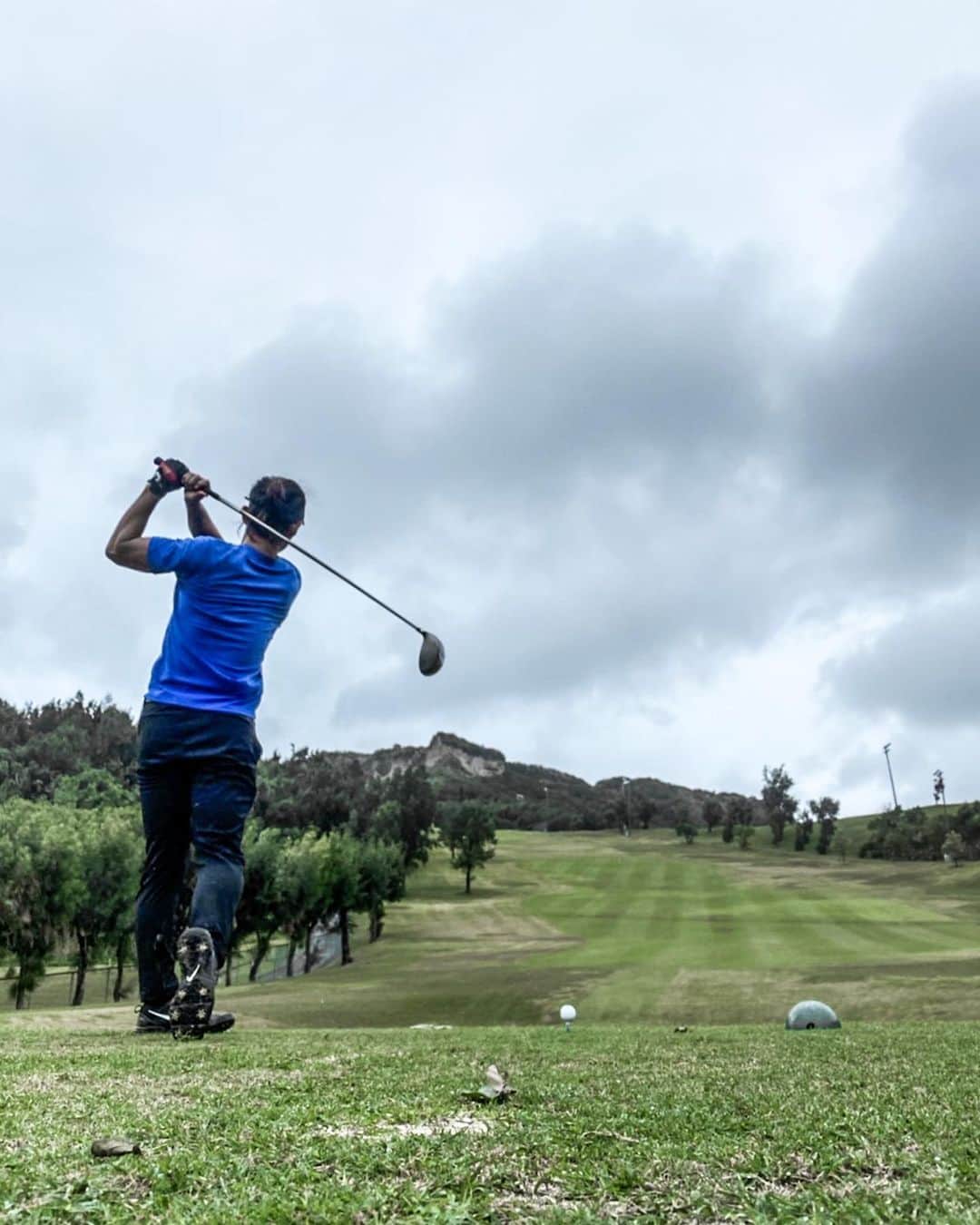 安藝正俊のインスタグラム：「▶︎【 Golf Life 🏌️‍♂️】  第2回目の守礼カントリークラブ⛳️ @shurei.c.c   もちろんドライバーはマン振り🏌️‍♂️ 思い切りの良さとパワーだけでゴルフやってます👍  つくづく、プロゴルファーの凄さを感じますね👏 ハーフ終えたあたりからメンタルブレブレ😂  ※写真はよーく見ると、ボールあります。 空振りではございません🙇‍♂️ ※動画は思い切りの良い、OBでございます。w : #沖縄 #沖縄移住 #沖縄南部 #沖縄好きな人と繋がりたい  #休日の過ごし方 #趣味 #趣味の時間  #南城市 #自然が好き  #広がり同盟  #ライフスタイル #アウトドア #ゴルフ #ゴルフ好き #ゴルフ男子 #ゴルフコース #ゴルフスイング  #チル #ソトアソビ #okinawa #okinawalife #lifestyle #outdoor #golf #golfstagram  #golflife  #goodvibes #chill」