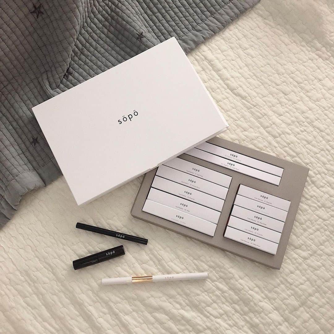 松尾 瞳のインスタグラム：「ファミマで買えるコスメ、 sopoの全色セットをプレゼントして頂きました♡  マスカラとアイライナーは 色んなカラーメイクが楽しめるんだけど特に 2枚目のキラキラマスカラ、、 冬っぽくて可愛くて使うの楽しみ☃️❄️🤍  #sopo #ひとくちコスメ #コスメ紹介 #アイブロウ #アイライナー #マスカラ」