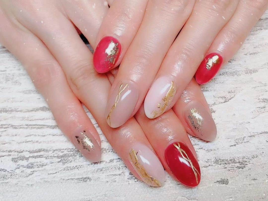 のインスタグラム：「＊ 12月のNail🎀  本当は赤いとこもっとボルドーっぽい色なんだけど写真の色味変わってしまった🥺  #冬ネイル の色味全部好きで毎回すごく悩む。  #nails  #beauty  #ネイルサロン」