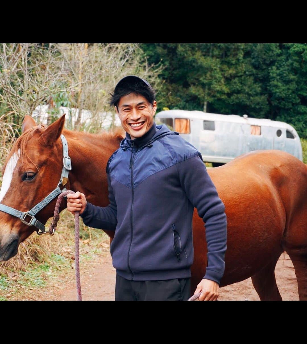高木悠暉のインスタグラム：「久しぶりな皆さんに逢いにリフレッシュも兼ねて自然たっぷりな乗馬クラブ  『evergreen horse garden 』へ🌳🐴 @evergreenhorsegarden   久しぶりに馬にも乗せてもらい、竹林散歩もして癒されたけど乗馬の難しさを改めて実感。。  体幹が何よりも大切と。  カッコよく乗りこなすにはまだまだまだまだ道のりが長いです。  体幹トレーニング頑張ろう。💦  It was so fun 🐴🐴🐴  #evergreenhorsegarden #乗馬 #自然 #自然の美しさ #竹林 #竹林の道 #gym #workout #体幹トレーニング #大切」