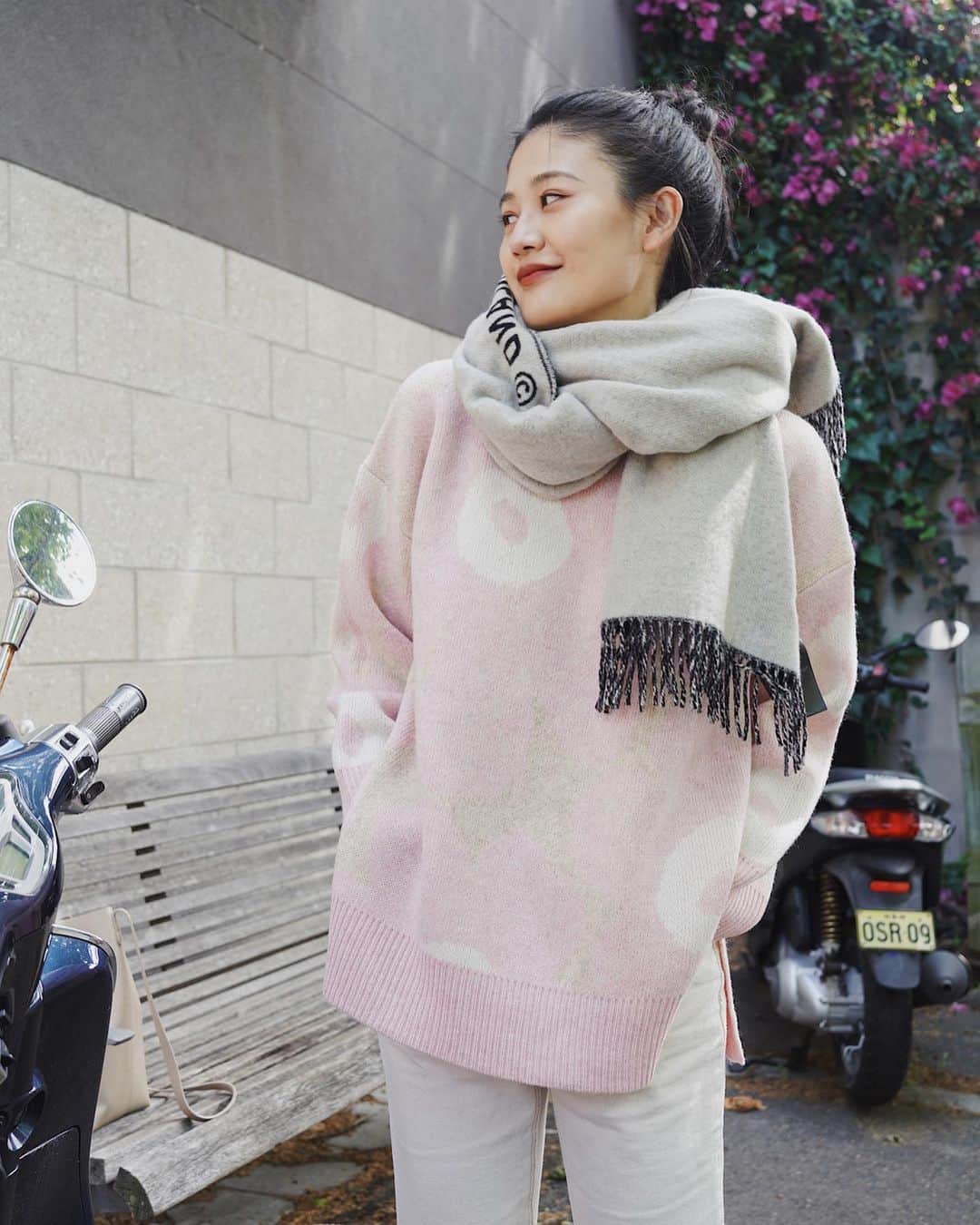 マリメッコのインスタグラム：「The Onnekas knitted pullover is like a cotton candy dream making the darkening days feel a bit sweeter. @congcongh is wearing the Siime scarf together with the Onnekas jumper. #marimekko」