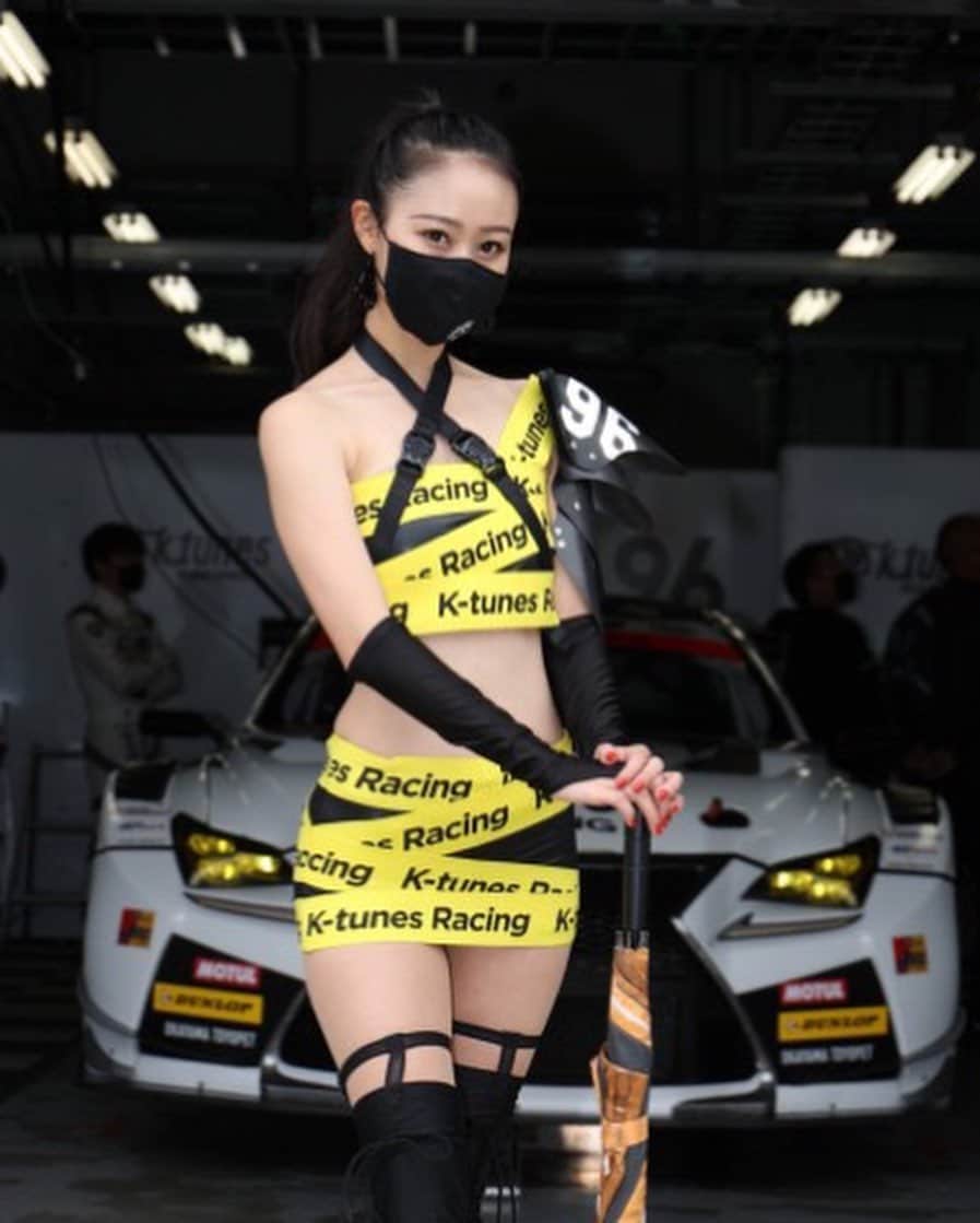 長沼南帆のインスタグラム：「マスクレースクイーンなんてある意味とてつもなくレアな気が🤫﻿ ﻿ 12月に入り、コスチューム部門投票のURLも新しくなりました✨﻿ 中間発表では上位20位に入ってました💕﻿ 皆さんのお陰です😢ありがとうございます！﻿ コスチューム大賞獲りたい!!!﻿ ﻿ 応援宜しくお願いします！﻿ ﻿ ﻿ ※投票はギャルパラさいとより！﻿ https://bit.ly/2HSy5Sz﻿ ﻿ ﻿ ﻿ ﻿ ﻿ ﻿ ﻿ ﻿ ﻿ ﻿ ﻿ ﻿ ﻿ ﻿ ﻿ ﻿ ﻿ #黒髪　#黒髪ロング　#rq #レースクイーン　#memory #黒髪ロングストレート　#秋　#秋服　#脚長コーデ　#supergt #スーパーgt #撮影会 #rq撮影会　#wing #wing撮影会　#Ktunesracing #gt300 #ゴルフ　#コスチューム　#コスチューム大賞　﻿」