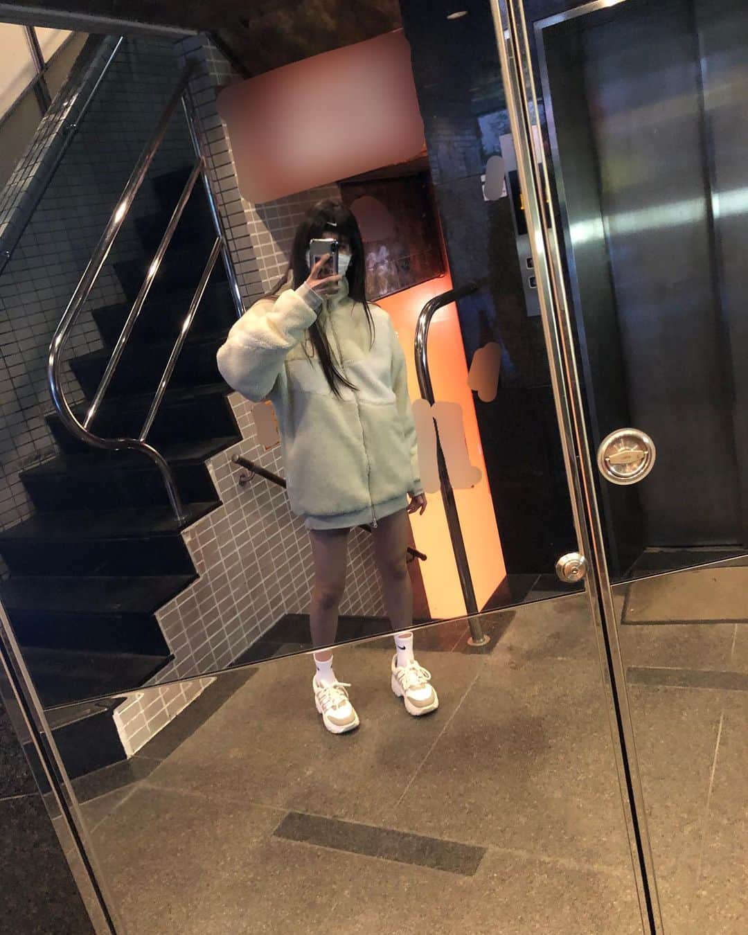 中野みやびのインスタグラム：「韓国系❔❕🇰🇷   #韓国 #korea #スタイル #全身 #冬 #white #白 #nike #アウター #かわいい #お気に入り #love #ホワイトコーデ #ヘアバンド #中野みやび #みやび」