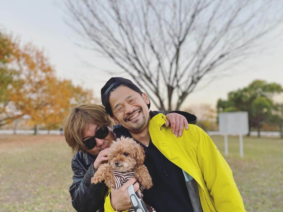 石川龍のインスタグラム：「キャンプの大先輩と一緒に彩湖・道満グリーンパークでデイキャンプ⛺️⛺️ 焚火🔥して、ピザ🍕焼いて、芋🍠焼いて。 天気も最高。近況交換できたし、色んなことを教えてもらってよき一日でした！ 火吹き棒を操るマナヴさん、堂に入り過ぎて藤岡弘さんを超えてたよw」