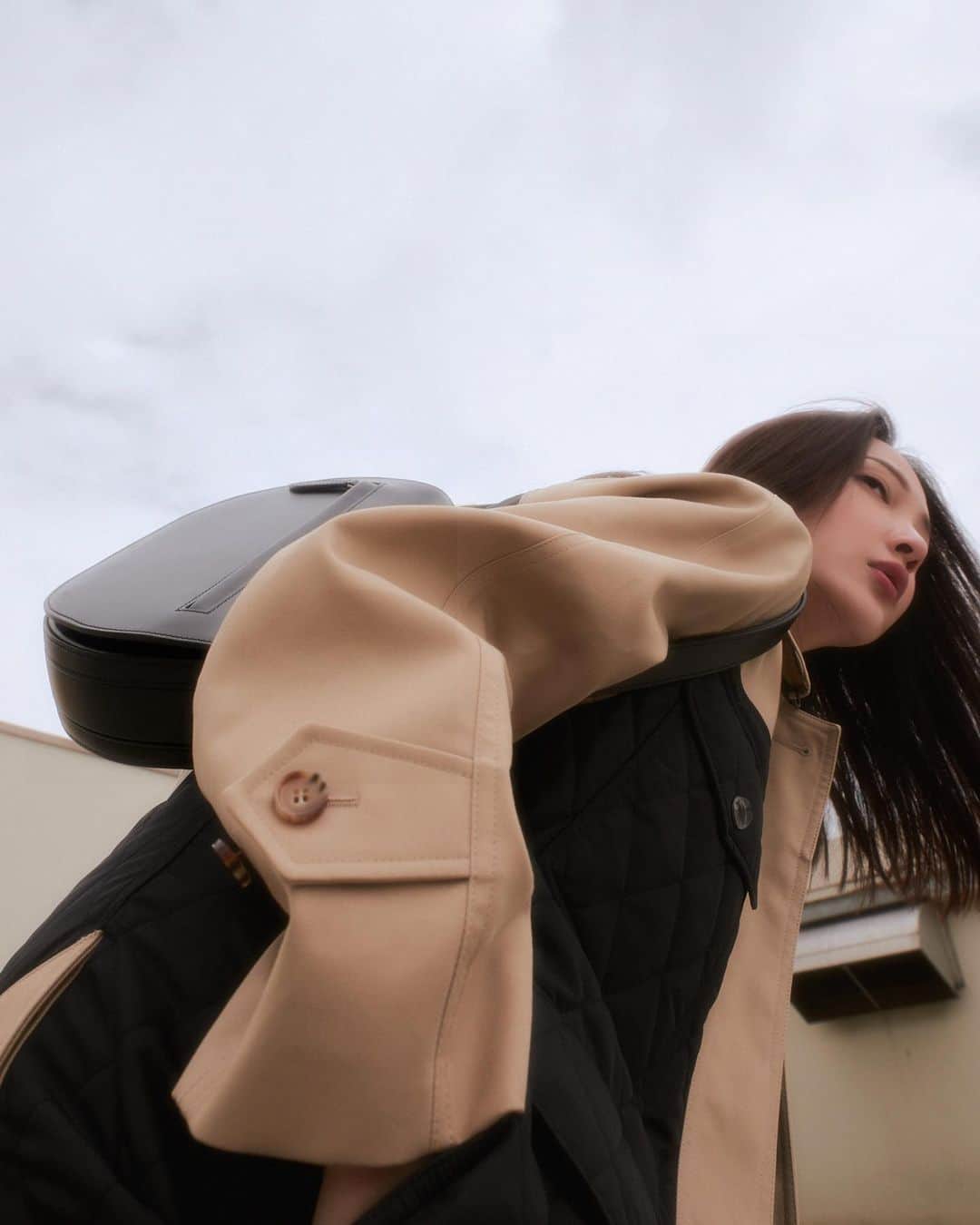 林映唯のインスタグラム：「想要來杯焦糖拿鐵 #BurberryTrench #TheOlympiaBag」