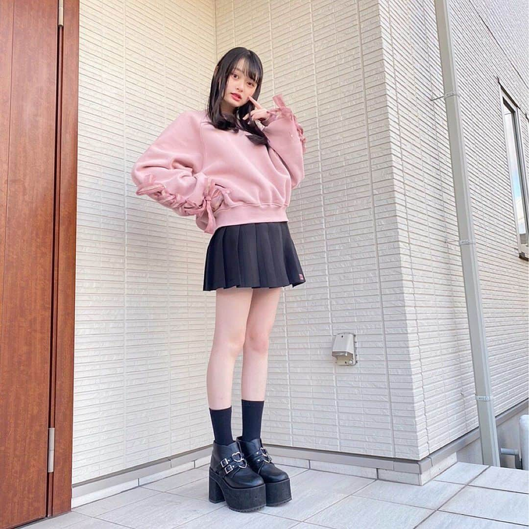 高比良由菜さんのインスタグラム写真 - (高比良由菜Instagram)「大好きな香音ちゃんの @kolme_baby の服着てみたよ💗  袖のりぼんがめっちゃ可愛いくて 裏起毛で暖かいんだ〜☺️ ・ 私は黒のプリーツスカートを合わせてみたよ〜✌🏻✌🏻 ・ 実はこのトップス香音ちゃんからもらったんです♡♡ ほんとにありがとうございます😭😭💗 ・ ・ #香音 ちゃん#高比良由菜#ゆなな#nicola#ニコラ#ニコモ#KOLMEBABY#コルミーベイビー」12月6日 21時27分 - yuna_takahira_official