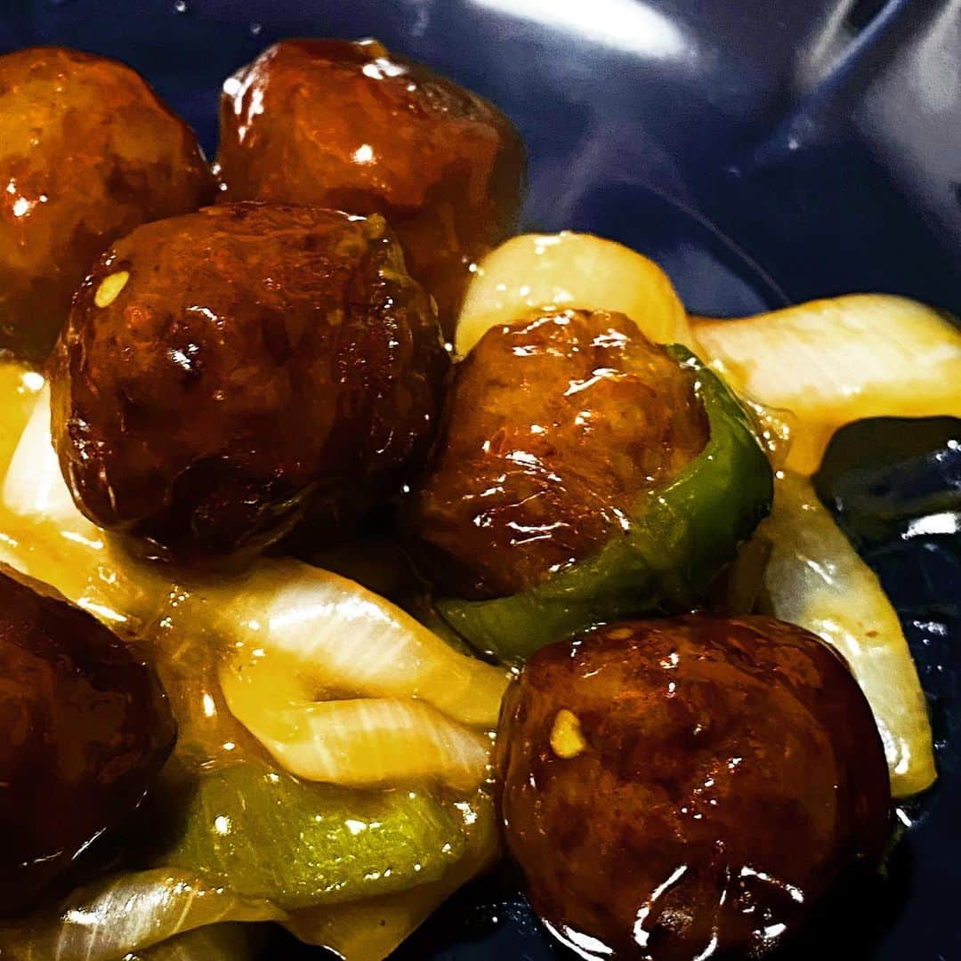 ZOEのインスタグラム：「今日の夕食は「肉団子」を作りました🍽 ・ ・ ・ ・ ・ ・ ・ というのは嘘で  IKEAのプラントボールという商品で「肉団子風」な料理を作ってみました。  プラントボールって知ってます？？  原材料にエンドウ豆タンパク質、オーツ麦、じゃがいも、りんごを使用した植物由来の代替肉なんですって✨  先日IKEAに行った時に発見して、すぐ購入しました。  めちゃくちゃ美味しかったんで、もし興味ある方はぜひ挑戦してみてくださいね！  #PRじゃないよ #代替肉  #ikea #イケア #プラントボール #男の手料理 #サスティナブル  #サステナブル  #Sustainability #Sustainable」