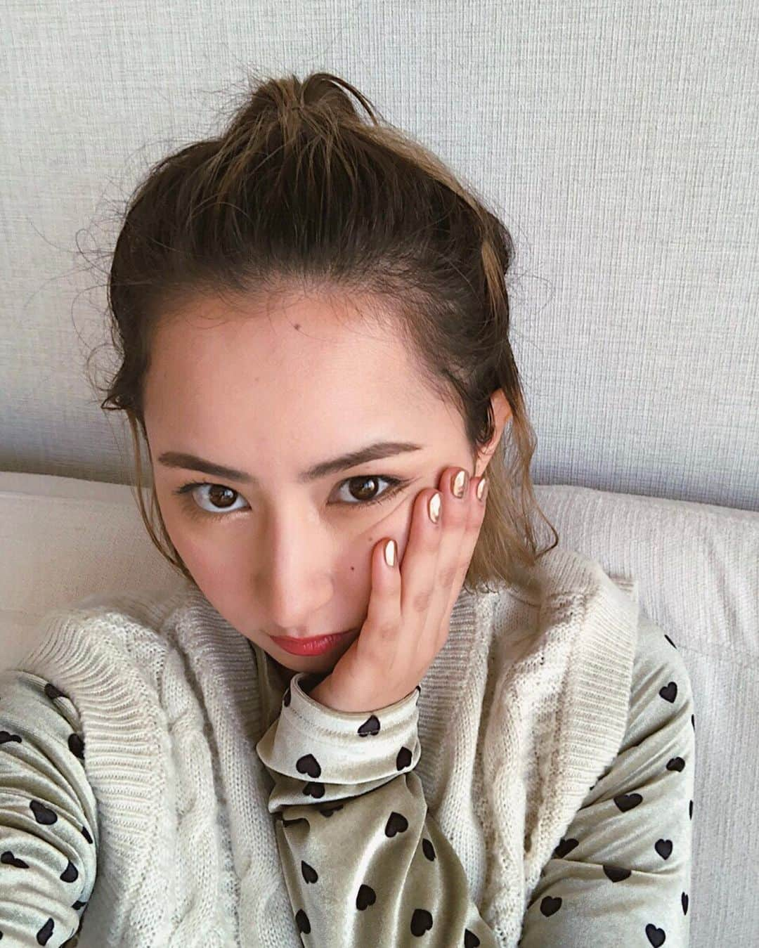 Julia Castroさんのインスタグラム写真 - (Julia CastroInstagram)「久々に自撮りしたらへたっぴになってた🙂🙂🙂🥰✌🏻 . #selfie #funnyface  #fashion #outfit #ootd #outfitoftheday  #haircolor #nails  #xgirly #xgirl #fall #fallfashion #gelnails  #自撮り #セルフィー #ジェルネイル #ゴールド #ファッション #冬服 #ヘアスタイル #ヘアカラー #ハーフアップ #女の子 #事故画 #なぜかいつも半目」12月6日 21時20分 - julia.c.0209