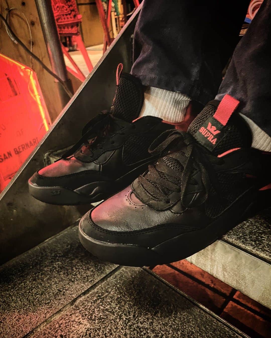 SUPRA TOKYOのインスタグラム：「【PECOS】  “BLACK RED BLACK” — instore & online —  #suprafootweartokyo #sneaker  #pecos #black #red  #harajuku」