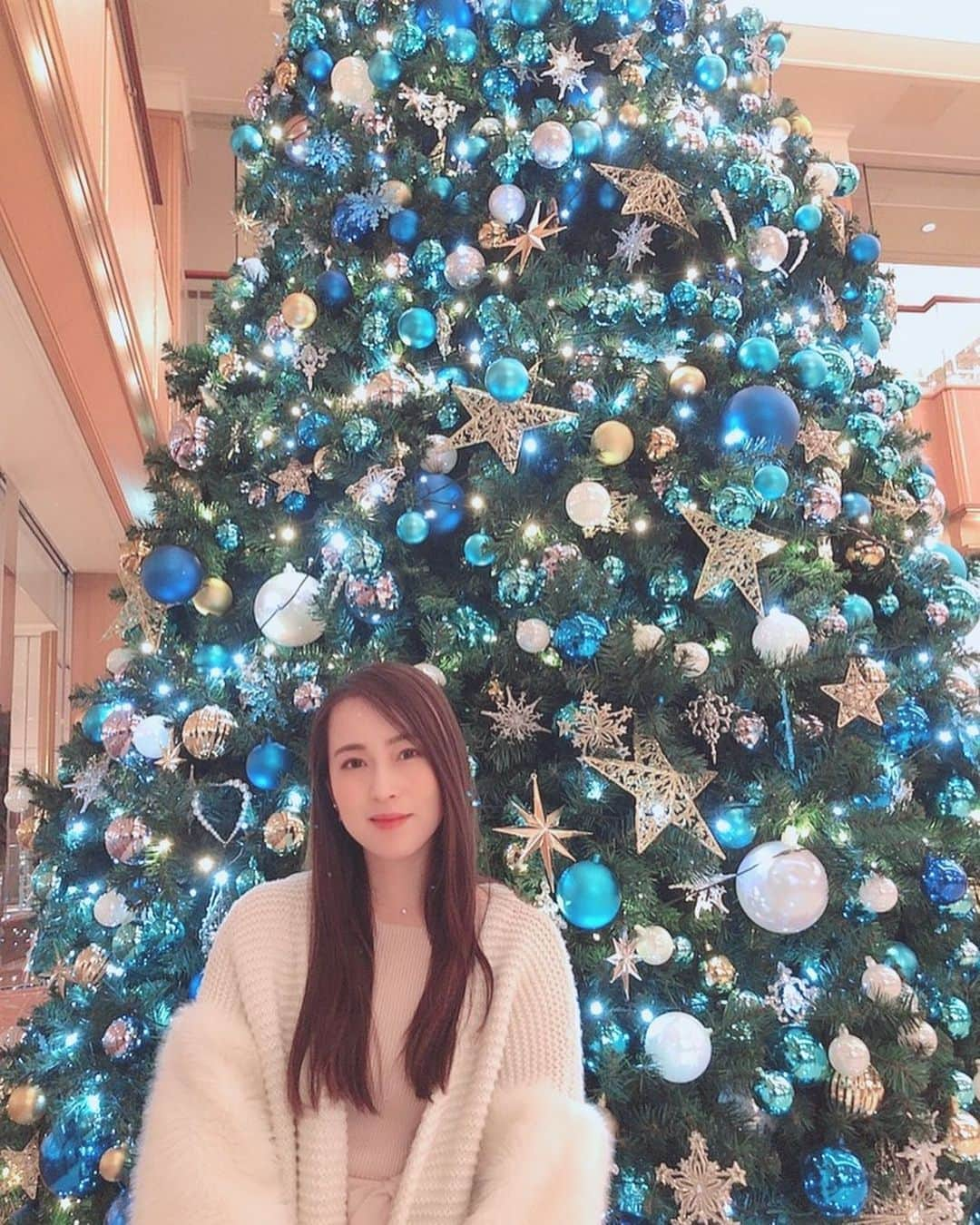 薄井しお里さんのインスタグラム写真 - (薄井しお里Instagram)「もうすぐクリスマス🎄♡ 今年は見る機会が少なめなツリー🌲 外に出る時間が貴重で、かけがえのない時間になっています♡ ロイヤルパークホテル東京・日本橋は入り口入って目の前に大きなツリー🎄 そして、天の川のシャンデリアがお出迎えしてくれます✨✨✨ 見ているだけで願い事が叶いそうな眩い光🥺👏💕 ・ お友達とゆっくり話せて幸せな時間でした😌🌹 #ロイヤルパークホテル　#ホテルラウンジ　#クリスマスツリー　#日本橋　#シャンデリア　#ティータイム　#🫖　@royalparkhotel.tokyo #christmas2020」12月6日 21時21分 - shiori.uuu