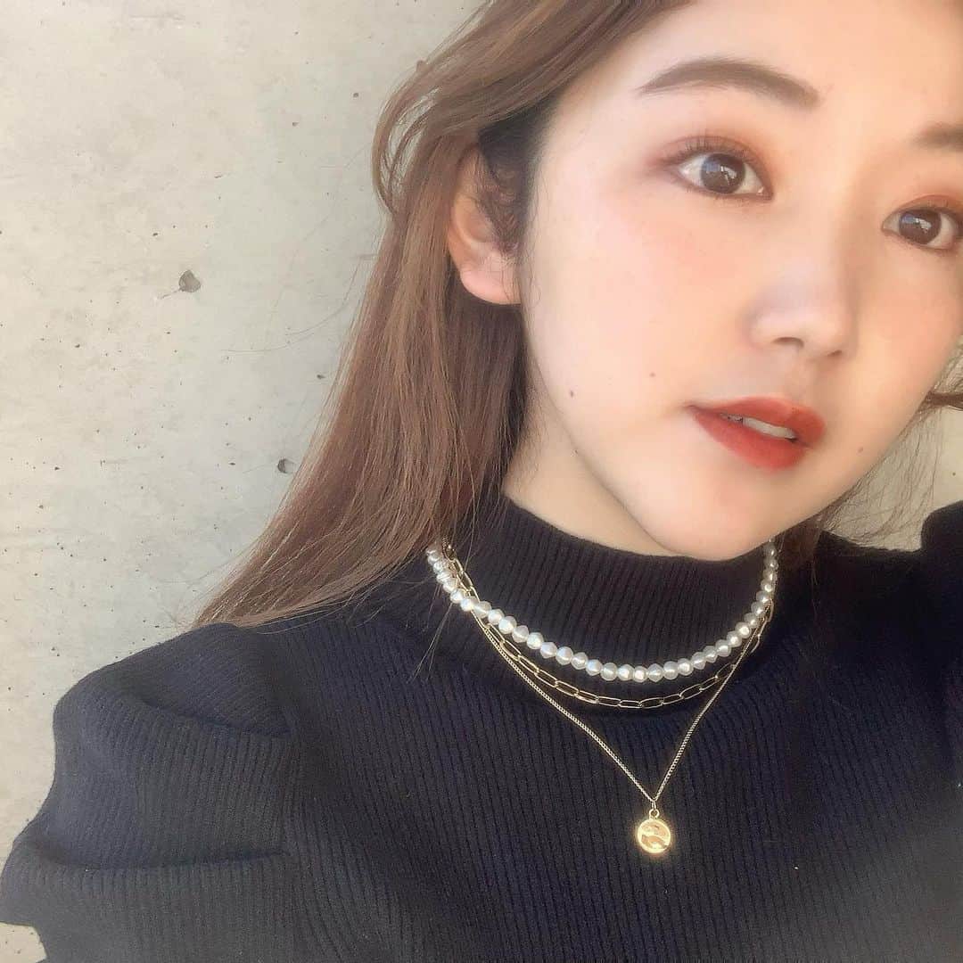 mina hinokuchiのインスタグラム：「. 今年はネックレス重ね付けが気分◎ . 新作とニットと合わせて、、♡ パールとチェーンは別々でも使えます😎 イベントが多いこれからの時期にピッタリ✨ . . #whoswhochico #salonbychico #フーズーチコ #昼下がりの自然光で勝手に盛れフィルター風　笑」