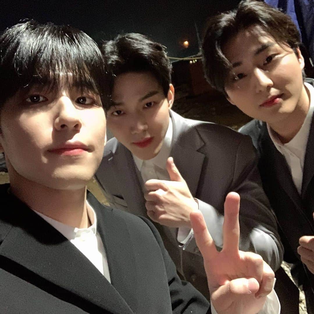 DAY6さんのインスタグラム写真 - (DAY6Instagram)「안녕하세요 데이식스입니다. 우선 이 상을 받게 해주신 우리와 함께 걷고 있는 마이데이분들 감사합니다. 사랑합니다. 그리고 이 상을 저희 세 명만이 아니라 다섯명 모두가 받는 상이라고 생각합니다. 박진영피디님 정욱사장님 변상봉부사장님 상호이사님 또 스튜디오 제이를 비롯한 제와피 식구들, 우리 지상이형 늘 고맙습니다. 저희 데이식스는 앞으로도 멋진 밴드 되기 위해 노력하도록 하겠습니다. 지켜봐주세요. 모두들 더욱더 건강하고 행복해지셨으면 좋겠습니다. 감사합니다.  Hey guys we're Day6. First of all thanks to all the My Days who let us receive this award. Love you all. Also, this award is not just for us 3 but for all 5 of us. We'll continue to work hard to become a better band so please stay with us. Wish you all to be healthier and happier everyday.」12月6日 21時24分 - day6kilogram