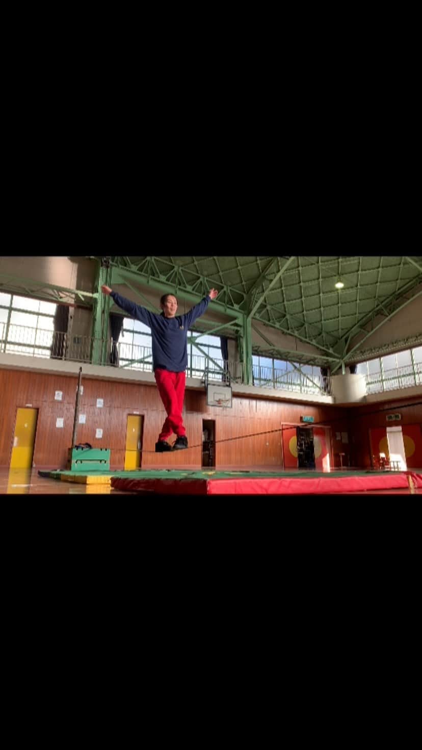 福田恭巳のインスタグラム：「Switch to switch to 360🦶  【Jeep Real Gamesオンラインマッチ】  今日12/6 23:59〆切です！ 練習終わって一息ついたら 忘れずに投稿をよろしくお願いします🙇‍♀️  投稿の仕方は @jeeprealgames のプロフィールから ホームページを確認ください👌  皆さんのライディングが見れるのを 楽しみにしています！！  @jeeprealgames  @gibbonslacklines  @gibbonjapan  @karadafactory   #スラックライン #slackline #slacklife #gibbonslacklines #ジープ #jeep #JeepRealGames #ThePowerofReal #jeep_real  #オンラインマッチ #オンラインコンペティション  #yukimi #福田恭巳 #ママアスリート #女の子ママ #産後ダイエット #子どものいる暮らし  #体幹トレーニング #バランス #ヨガ #ピラティス」