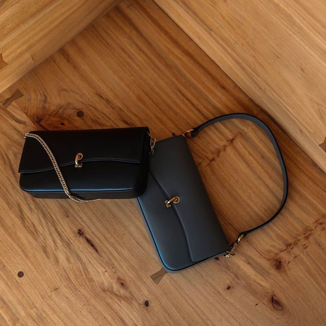 のインスタグラム：「使いやすい⁠フォルムにお財布とスマホが入る人気バッグ。⁠ 3タイプのストラップでスタイリングを楽しんで。⁠ ⁠ Products featured:⁠ メタリックターンロック クロスボディバッグ⁠ ￥6,900+tax⁠ ⁠ #CharlesKeithFW20 ⁠ #チャールズアンドキース」
