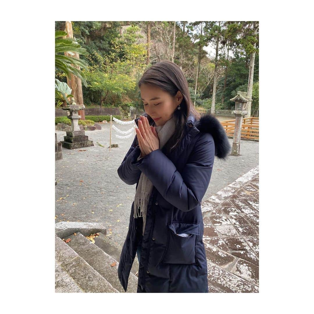 森田真以さんのインスタグラム写真 - (森田真以Instagram)「⛩ 初の新島村で色々なところを 自転車で散策〜🚴‍♀️🚴‍♀️✨ 近所に神社があったので初めに 旅の安全を祈願しました🙏🏻💕 . 人通りや車も少なかったけど すれ違った皆さん挨拶してくれるし のどかで平和な島で すごく好きになりました🕊❤️ . . . #niijima #tokyo #island #trip #tripgram #temple #model #photography #新島 #東京 #旅行 #旅 #旅行好きな人と繋がりたい #海 #島 #自転車 #サイクリング #お散歩 #絶景 #神社 #女子旅」12月6日 21時35分 - morita_mai