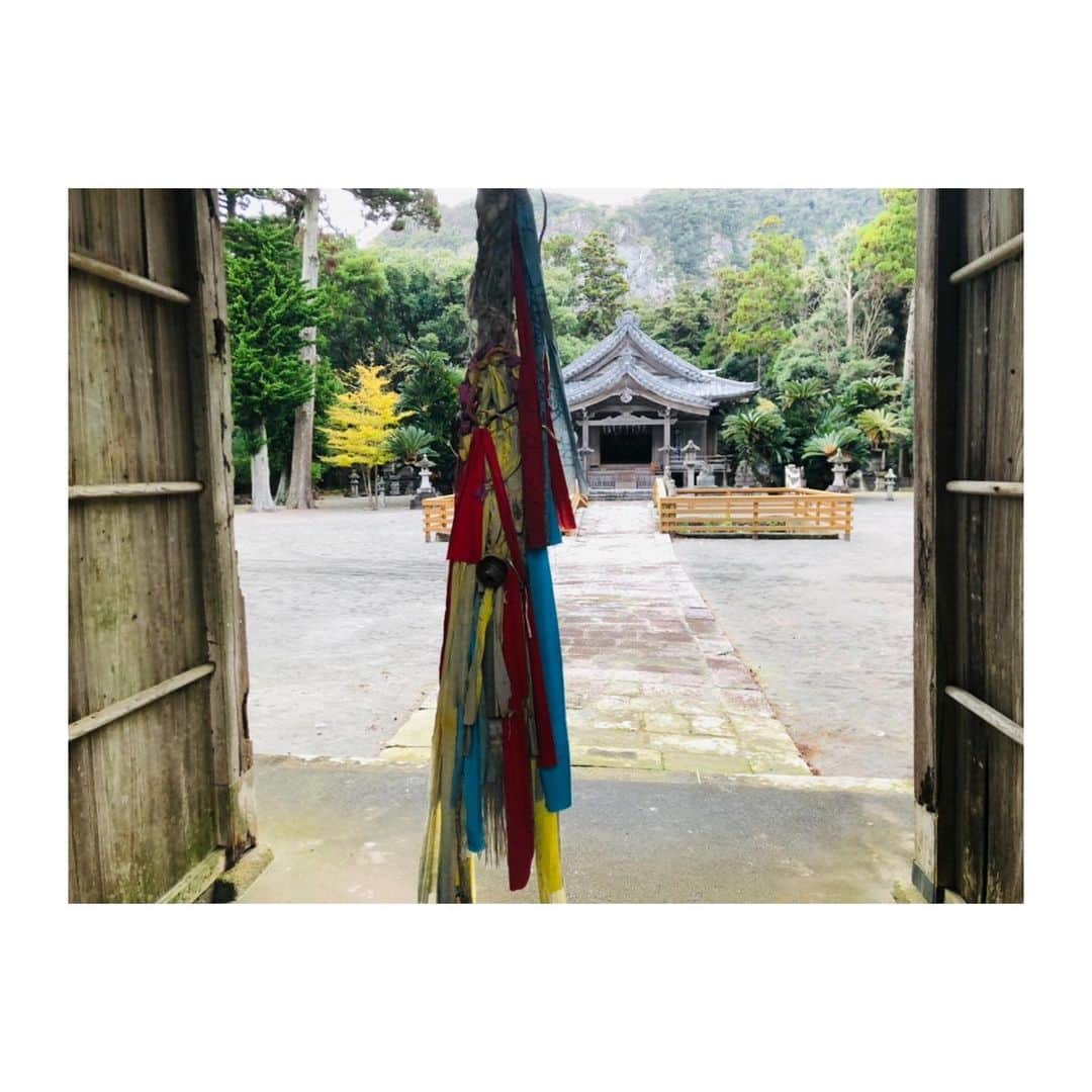 森田真以さんのインスタグラム写真 - (森田真以Instagram)「⛩ 初の新島村で色々なところを 自転車で散策〜🚴‍♀️🚴‍♀️✨ 近所に神社があったので初めに 旅の安全を祈願しました🙏🏻💕 . 人通りや車も少なかったけど すれ違った皆さん挨拶してくれるし のどかで平和な島で すごく好きになりました🕊❤️ . . . #niijima #tokyo #island #trip #tripgram #temple #model #photography #新島 #東京 #旅行 #旅 #旅行好きな人と繋がりたい #海 #島 #自転車 #サイクリング #お散歩 #絶景 #神社 #女子旅」12月6日 21時35分 - morita_mai