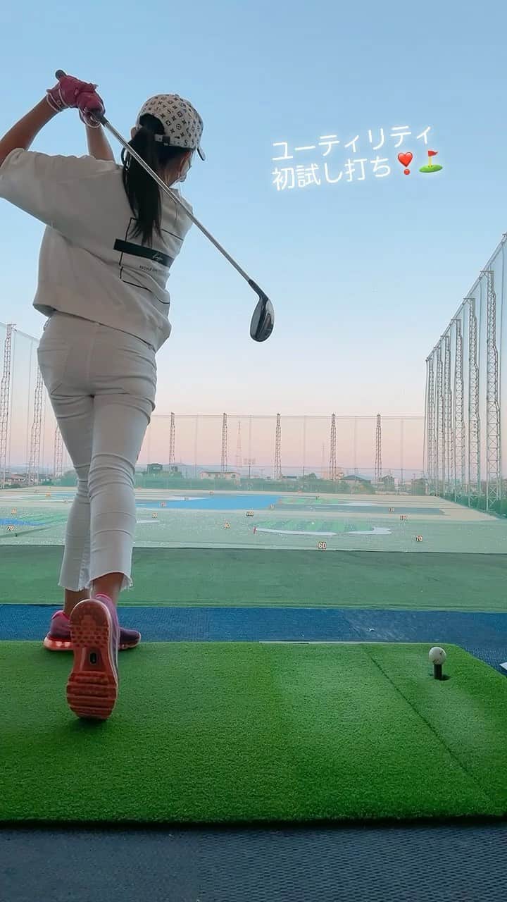 マキろんのインスタグラム：「ユーティリティ 初試し打ち🏌️‍♀️✨😌 ・ 大体練習は この順番 p(ピッチング 7(7番アイアン S(サンド ユーティリティ ドライバー ・ 新しいセットに したので ユーティリティ 試し打ち🏌️‍♀️ 力いらないし 気持ちえぇ😌‼️ #山内智恵#マキろん #japanesegirl #golf #ゴルフ女子」