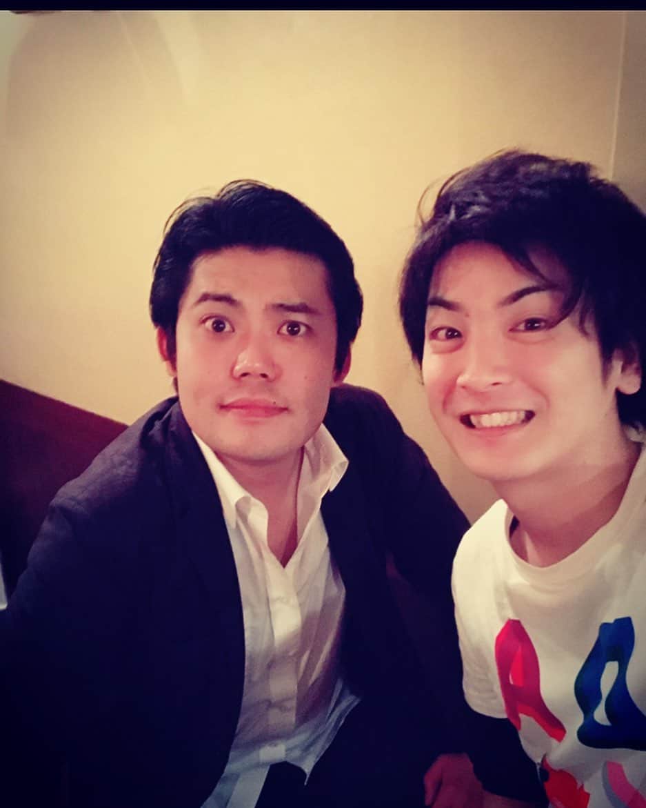 のインスタグラム：「明日はラジオ！  Kiss FM KOBE『テンション!!!!』  毎週月曜日11:30～14:55 生放送  先週ゲストは令和喜多みな実の野村兄さん！  まだradikoのタイムフリーで聴けます！  明日は佐ん吉兄さん！  そして僕の1週間かけた作った三題話披露します。  #令和喜多みな実 #桂佐ん吉 #桂あおば #ラジオ #radiko #Kiss FM KOBE #落語 #噺家 #三題噺 #ほんま攻めたコーナー #FMやのに #fm #fmやのに落語家起用するイカした局 #神戸っ子 #神戸にうまれてよかったらよ。」