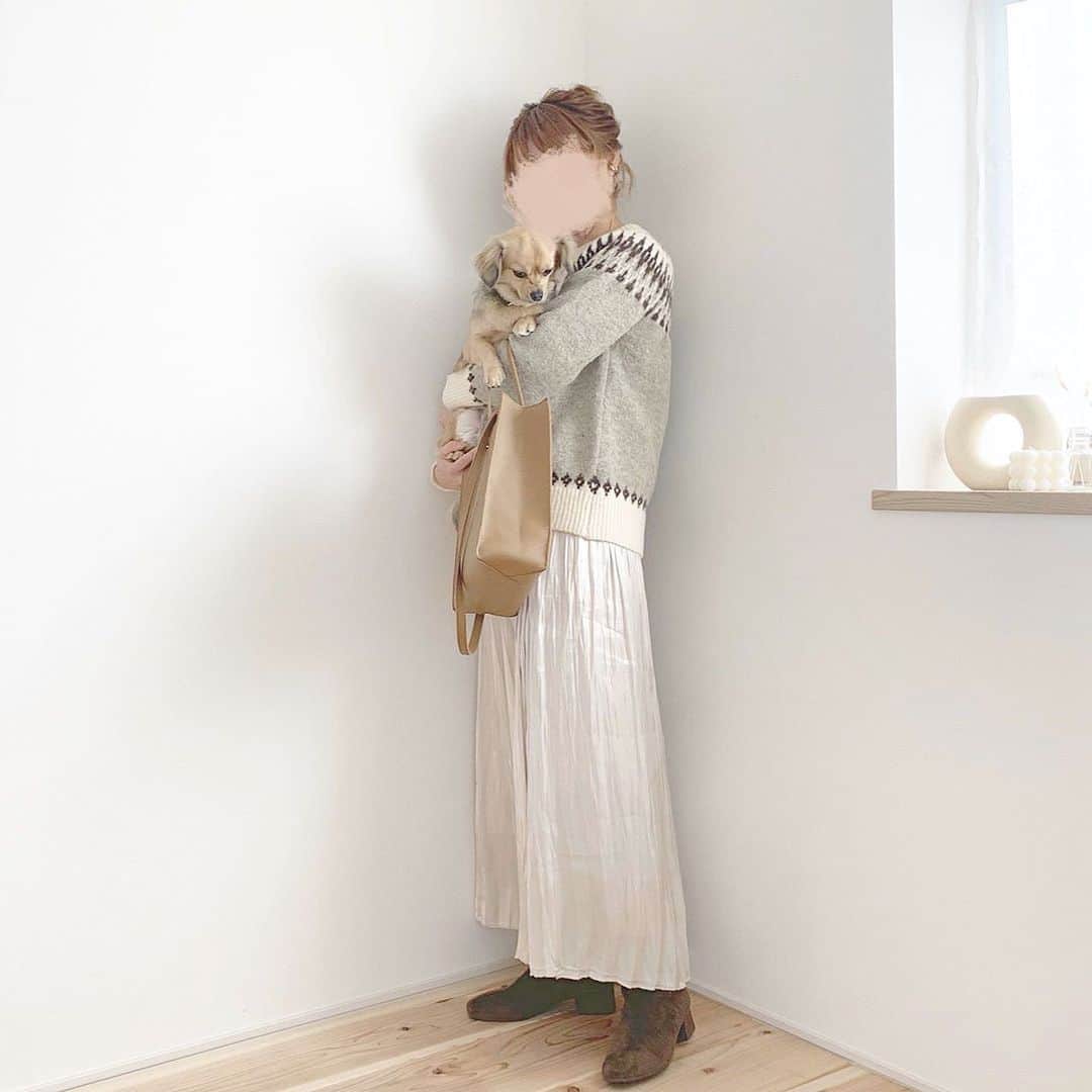 chocoさんのインスタグラム写真 - (chocoInstagram)「** ㅤㅤㅤㅤㅤㅤㅤㅤㅤㅤㅤㅤㅤ #ootd ㅤㅤㅤㅤㅤㅤㅤㅤㅤㅤㅤㅤㅤ お気に入りコーデ🥰🥰 ㅤㅤㅤㅤㅤㅤㅤㅤㅤㅤㅤㅤㅤ @chocomee_official のノルディックニット♡ 冬は毎年ノルディック流行るけど 何気に初挑戦かもしれない😳❣ コンパクトなサイズ感なのでアウター にも困らない🥺🧡🧡 ㅤㅤㅤㅤㅤㅤㅤㅤㅤㅤㅤㅤㅤ 全体的にベージュ系でまとめました◎ ㅤㅤㅤㅤㅤㅤㅤㅤㅤㅤㅤㅤㅤ knit ☞ #chocomee(12月再販予定) skirt ☞ #lowrysfarm  outer ☞ #chillfar  shoes ☞ #globalwork  ㅤㅤㅤㅤㅤㅤㅤㅤㅤㅤㅤㅤㅤ 写真撮ってたらむぎさん来たので一緒に🌾♡ ㅤㅤㅤㅤㅤㅤㅤㅤㅤㅤㅤㅤㅤ #ベージュコーデ#低身長コーデ#ワントーンコーデ#ノルディックニット#お団子ヘア#ボアブルゾン#choco_de ㅤㅤㅤㅤㅤㅤㅤㅤㅤㅤㅤㅤㅤ」12月6日 21時33分 - choco__24_