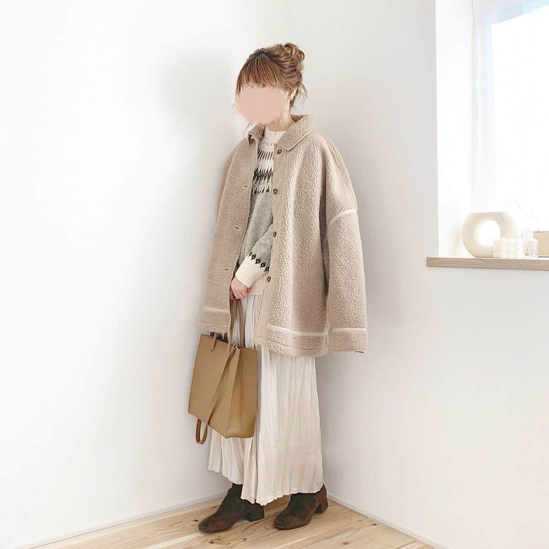 chocoさんのインスタグラム写真 - (chocoInstagram)「** ㅤㅤㅤㅤㅤㅤㅤㅤㅤㅤㅤㅤㅤ #ootd ㅤㅤㅤㅤㅤㅤㅤㅤㅤㅤㅤㅤㅤ お気に入りコーデ🥰🥰 ㅤㅤㅤㅤㅤㅤㅤㅤㅤㅤㅤㅤㅤ @chocomee_official のノルディックニット♡ 冬は毎年ノルディック流行るけど 何気に初挑戦かもしれない😳❣ コンパクトなサイズ感なのでアウター にも困らない🥺🧡🧡 ㅤㅤㅤㅤㅤㅤㅤㅤㅤㅤㅤㅤㅤ 全体的にベージュ系でまとめました◎ ㅤㅤㅤㅤㅤㅤㅤㅤㅤㅤㅤㅤㅤ knit ☞ #chocomee(12月再販予定) skirt ☞ #lowrysfarm  outer ☞ #chillfar  shoes ☞ #globalwork  ㅤㅤㅤㅤㅤㅤㅤㅤㅤㅤㅤㅤㅤ 写真撮ってたらむぎさん来たので一緒に🌾♡ ㅤㅤㅤㅤㅤㅤㅤㅤㅤㅤㅤㅤㅤ #ベージュコーデ#低身長コーデ#ワントーンコーデ#ノルディックニット#お団子ヘア#ボアブルゾン#choco_de ㅤㅤㅤㅤㅤㅤㅤㅤㅤㅤㅤㅤㅤ」12月6日 21時33分 - choco__24_