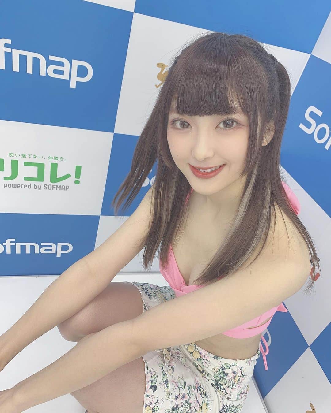 のインスタグラム：「💙🤍💙 ・ ・ ・ 本日ソフマップイベントでした！ 今回の衣装もキャワだね- ̗̀ ♡ ̖́- ・ ・ ・ #グラビア #グラビアアイドル #ソフマップ #ソフマップ撮影会 #19歳 #19yersold #19years #ツインテール #水着」