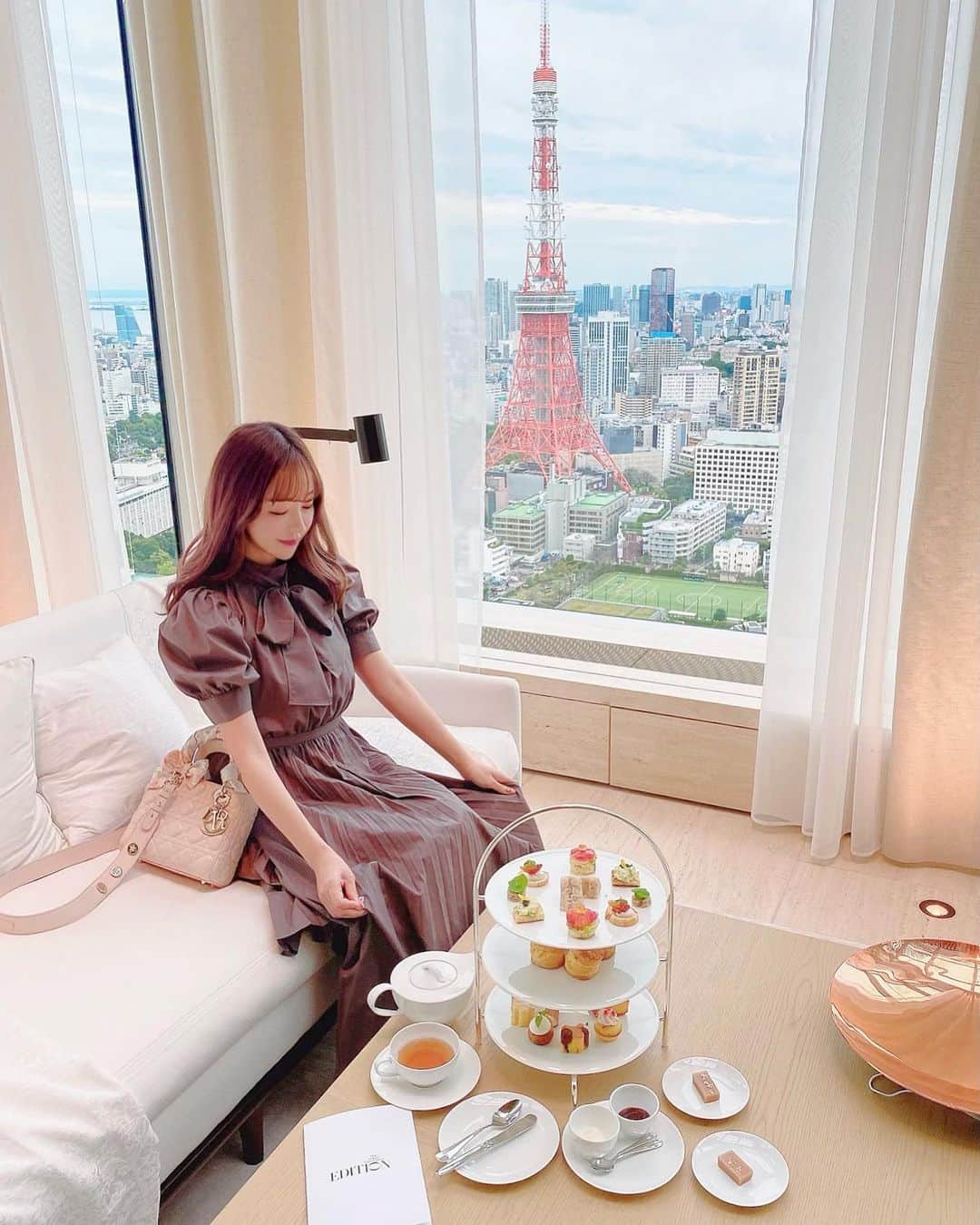 𝐧𝐚𝐜𝐡𝐢𝐦𝐮のインスタグラム：「👩🏻‍🦰🗼🍰🤍」
