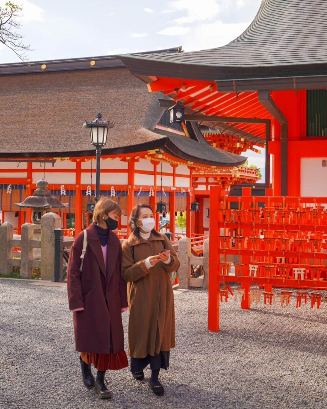 近藤あやさんのインスタグラム写真 - (近藤あやInstagram)「母娘旅🍀  先日、お母さんと京都に行ってきました😌🍁 紅葉が終わりかけ、平日のずらし旅。  今までステイホームでほぼ家から出ていなかった母を、Gotoを使ってリフレッシュの旅行をプレゼント😌  今の時期、旅行の仕方も変わって、 色々考えることもあるけれど、  同じように、親孝行できる時間も 無限にあるわけじゃない。  今年は、地元に帰ること、 両親に会うことを我慢した人も たくさんいると思う。  私は学生時代、父を亡くしたとき、なにより 存分に親孝行できなかったことをとても後悔した。  少しでもいろんな景色を見せてあげたいし、 感謝の気持ちを思い出として残してあげたいなぁと思う🌱  写真以外は、マスクをして、消毒を持ち歩き、 密にならないルートを考えて旅行してきました😌  #京都 #kyoto #kyotojapan  #母娘旅 #親子旅 #ずらし旅 #家族旅行 #Goto #伏見稲荷大社」12月6日 21時40分 - doraemontoaya