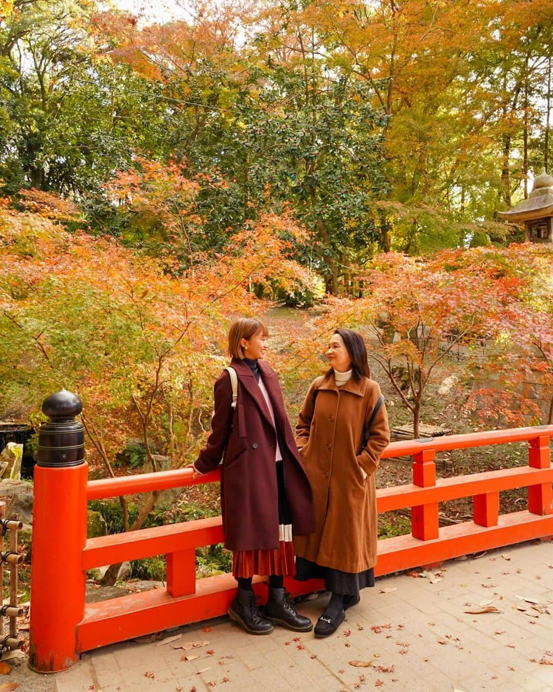 近藤あやさんのインスタグラム写真 - (近藤あやInstagram)「母娘旅🍀  先日、お母さんと京都に行ってきました😌🍁 紅葉が終わりかけ、平日のずらし旅。  今までステイホームでほぼ家から出ていなかった母を、Gotoを使ってリフレッシュの旅行をプレゼント😌  今の時期、旅行の仕方も変わって、 色々考えることもあるけれど、  同じように、親孝行できる時間も 無限にあるわけじゃない。  今年は、地元に帰ること、 両親に会うことを我慢した人も たくさんいると思う。  私は学生時代、父を亡くしたとき、なにより 存分に親孝行できなかったことをとても後悔した。  少しでもいろんな景色を見せてあげたいし、 感謝の気持ちを思い出として残してあげたいなぁと思う🌱  写真以外は、マスクをして、消毒を持ち歩き、 密にならないルートを考えて旅行してきました😌  #京都 #kyoto #kyotojapan  #母娘旅 #親子旅 #ずらし旅 #家族旅行 #Goto #伏見稲荷大社」12月6日 21時40分 - doraemontoaya