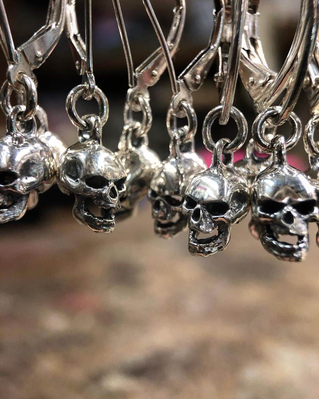 クレイジーピッグさんのインスタグラム写真 - (クレイジーピッグInstagram)「We’re OPEN TODAY 🙌 we’ve already had a few people in making the most of us now being open SUNDAYS 🎉 we’re here until 6:30pm #gifts #jewellery #heavymetal #rocknroll #gothic #skulls #earrings #accessories #silver #gold」12月6日 21時41分 - crazypigdesignslondon