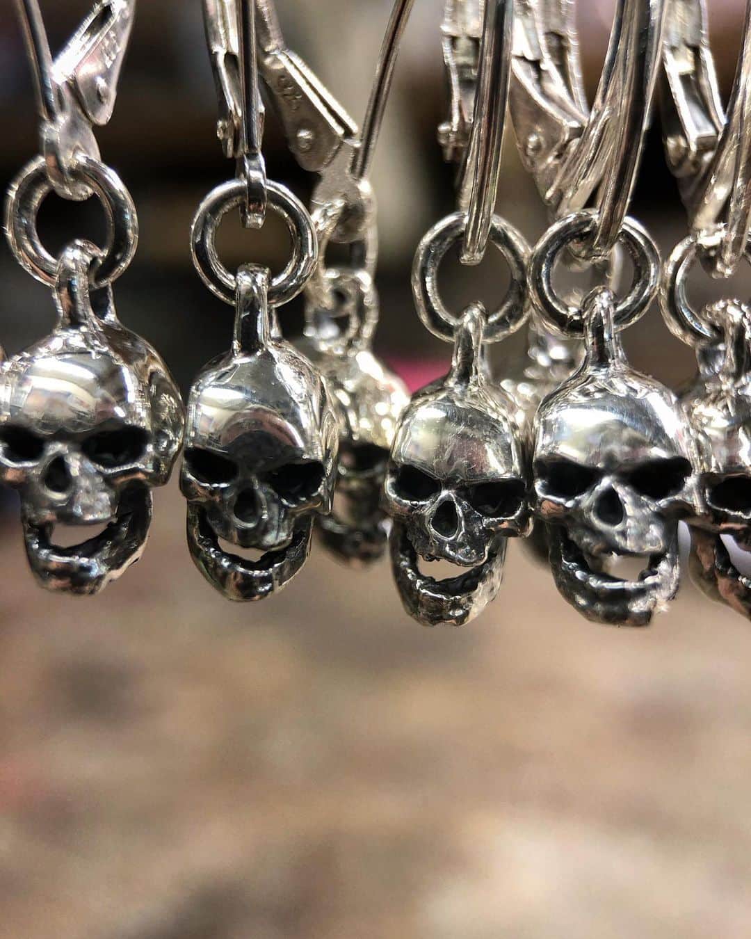 クレイジーピッグさんのインスタグラム写真 - (クレイジーピッグInstagram)「We’re OPEN TODAY 🙌 we’ve already had a few people in making the most of us now being open SUNDAYS 🎉 we’re here until 6:30pm #gifts #jewellery #heavymetal #rocknroll #gothic #skulls #earrings #accessories #silver #gold」12月6日 21時41分 - crazypigdesignslondon