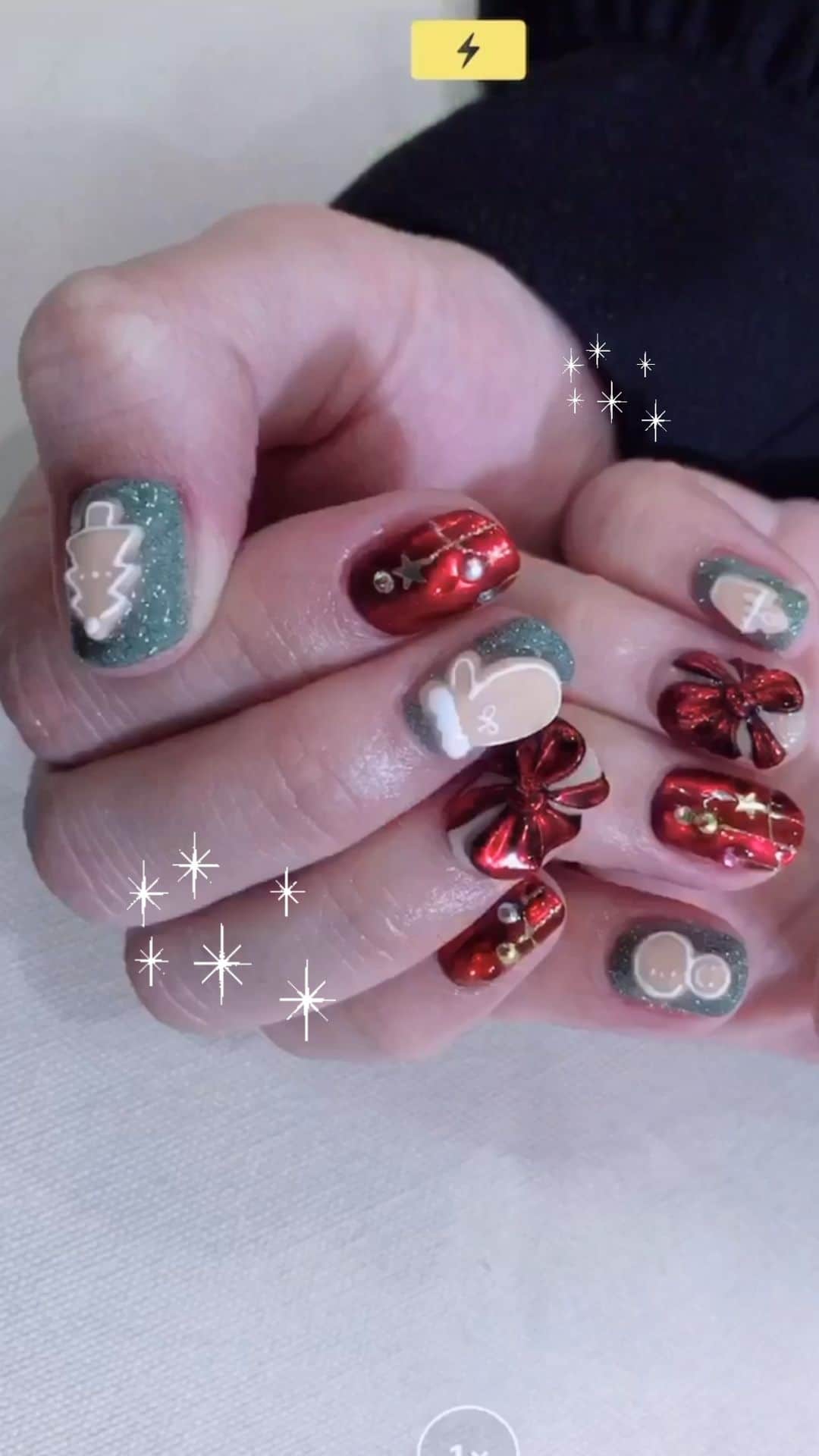 なかやまちえこのインスタグラム：「フラッシュネイル⠀ ⠀ #nail #nails #nailart #ネイル #美甲 #ネイルアート  #japanesenailart #manucure #japanesenails #manicurist #gelnails #أظافر #네일아트 #미용 #vẽmóng #ngườiđẹp  #เพ้นท์เล็บ #искусствоногтя #artedeuñas #เพ้นท์เล็บเจล #ジェルネイルデザイン #ネイルデザイン #senikuku #nagelkunst #フラッシュネイル #フラッシュグリッター #Flashnails」