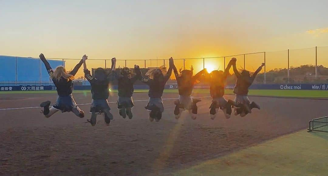 SAYAKA（BsGirls）のインスタグラム：「﻿ ﻿ ﻿ ﻿ この写真大好き🥺♡﻿ ﻿ ﻿ ﻿ 📸2019同期メンバー♩.｡﻿ ﻿ ﻿ ﻿ 夕陽に向かってジャンプは 人生初めて😢💭 ﻿ #オリックス #BsGirls #Bs2020#baseball #プロ野球 #超革新的 #ORIX #buffaloes #京セラドーム大阪 #sayaka_354 #sayaka #vocal #performance #avex #2019 #同期メンバー﻿ #大好き　#支え﻿」