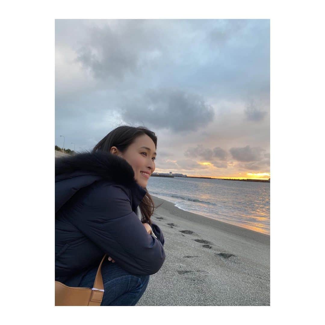 森田真以さんのインスタグラム写真 - (森田真以Instagram)「🌅 新島村の西側にある前浜海岸に たまたま夕暮れ時に 行くことができました😆💕 . それまでは少し曇ってたんだけど⛅️ 沈む時に丁度出てきてくれて すごく綺麗でした🙏🏻💗 . 浜辺を走ったら砂が思った以上に サラサラで足が砂にめり込んで スニーカーの中が一瞬で砂だらけに なったのも良い思い出😗👟✨ . . . . #niijima #tokyo #island #trip #tripgram #beach #sea #resort #sunset #model #photography #新島 #東京 #旅行 #旅 #旅行好きな人と繋がりたい #海 #島 #自転車 #サイクリング #お散歩 #絶景 #女子旅 #前浜海岸」12月6日 21時53分 - morita_mai