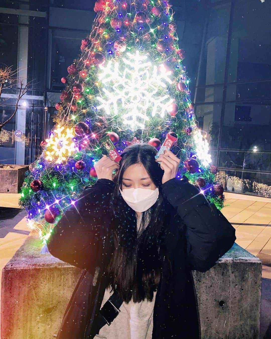のインスタグラム：「who wants to share with me? 올해 크리스마스는 다른 기분이네요... 그래도 @kitkatkorea 이 있어서 그나마 달달 하군용❤️이 사진은 2020 크리스마스 가득 품은 사진 ㅋㅋ #킷캣 #해봐브레이크 #kitkat」